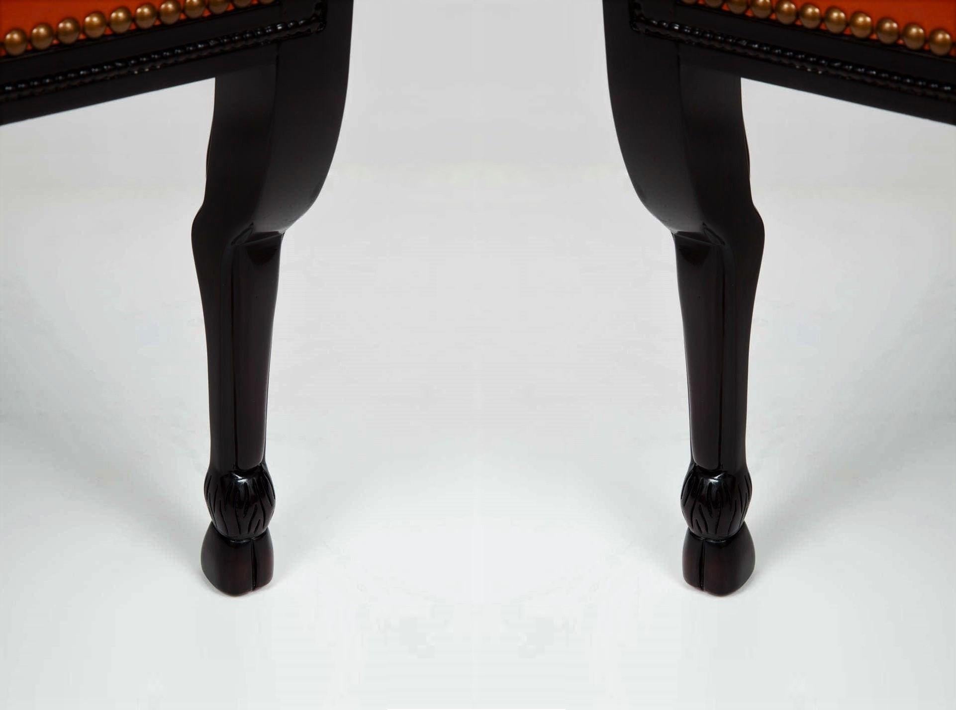 Impressionnante paire de fauteuils à tête de bélier laqués de style néoclassique Bon état - En vente à Dallas, TX