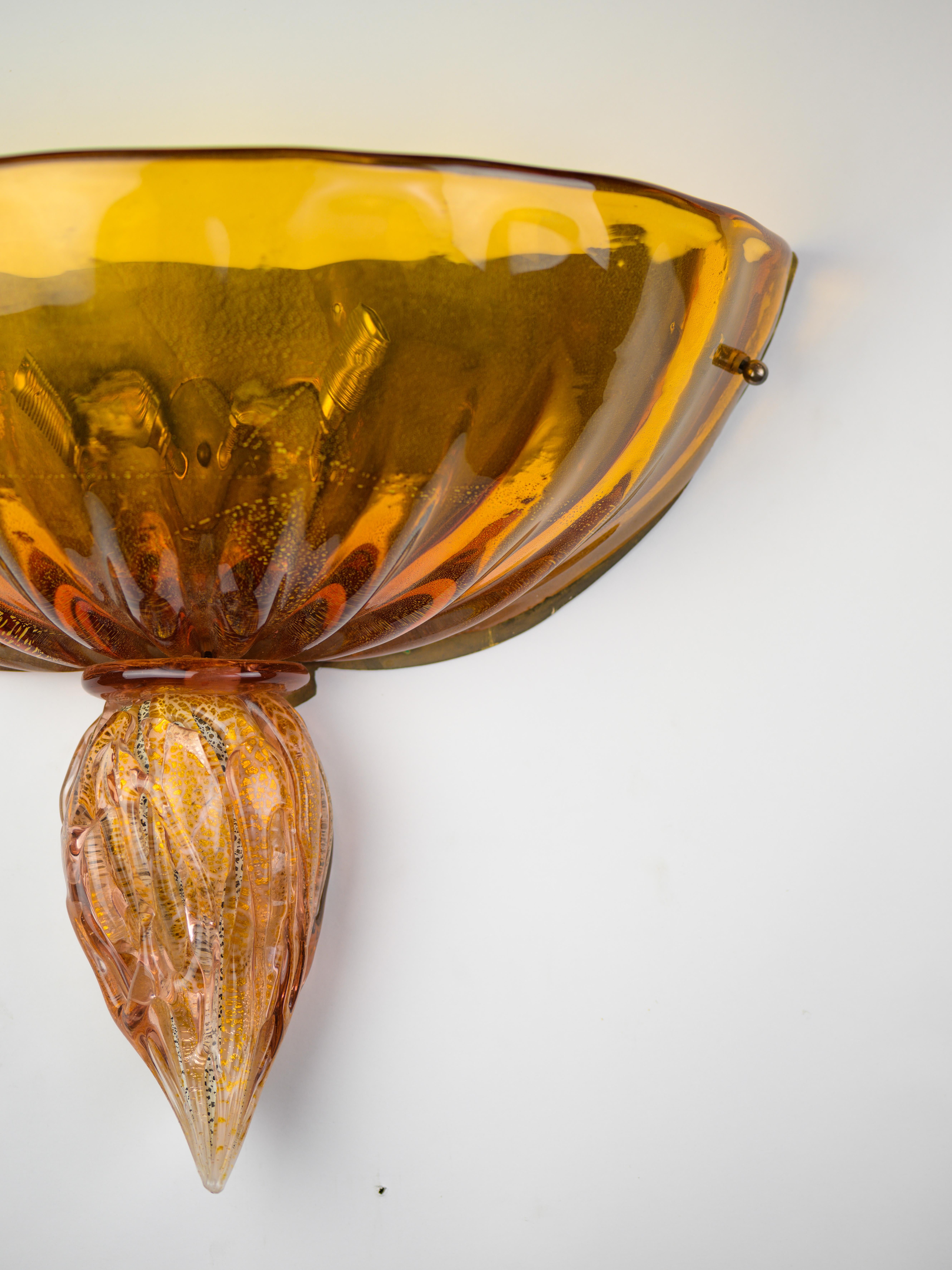 Italiano Impressionante coppia di lampade da parete in vetro di Murano color arancio in vendita