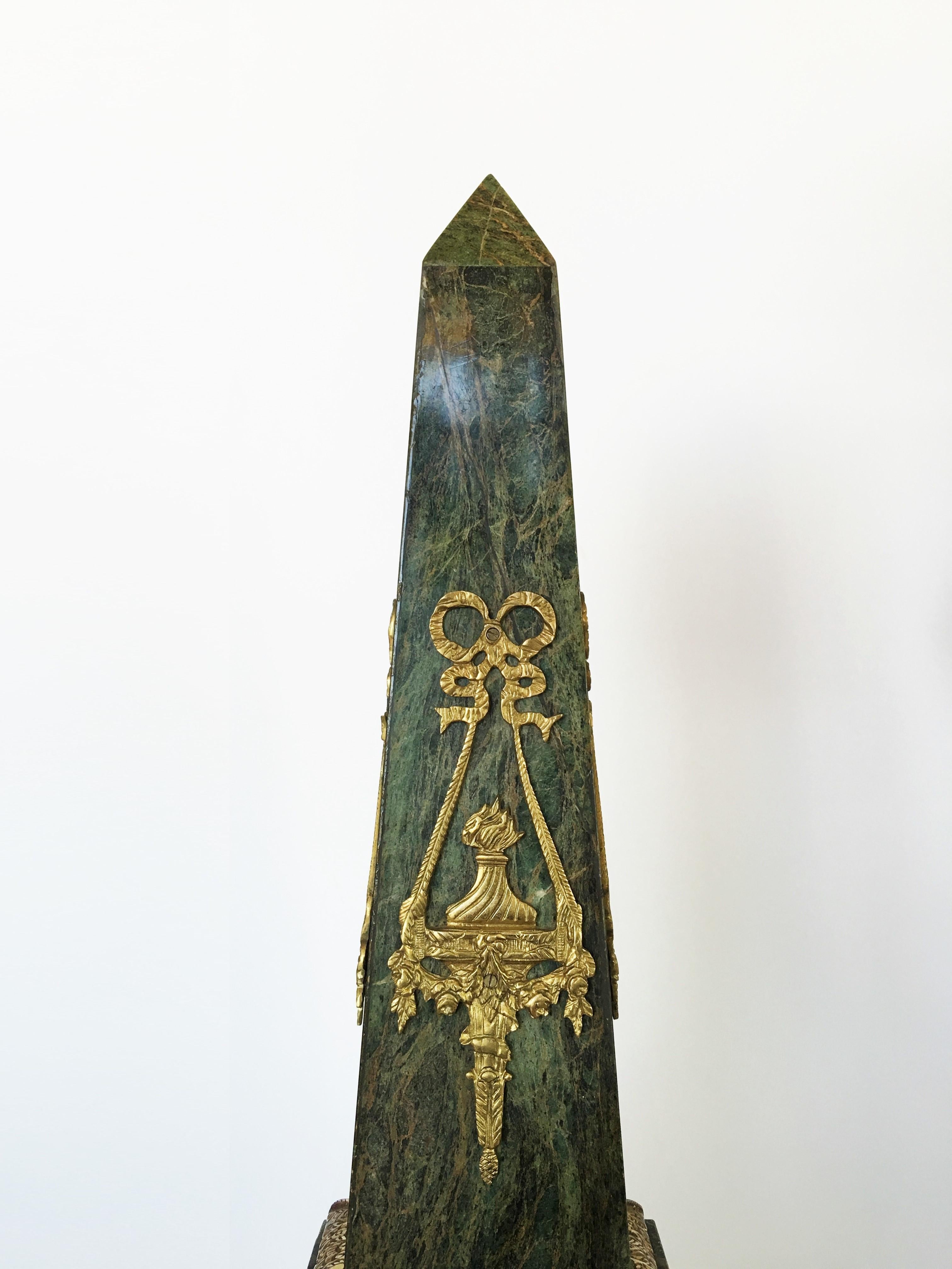 Beeindruckendes Paar Obelisken aus Marmor mit Goldbronze-Montierung (Neoklassisch) im Angebot