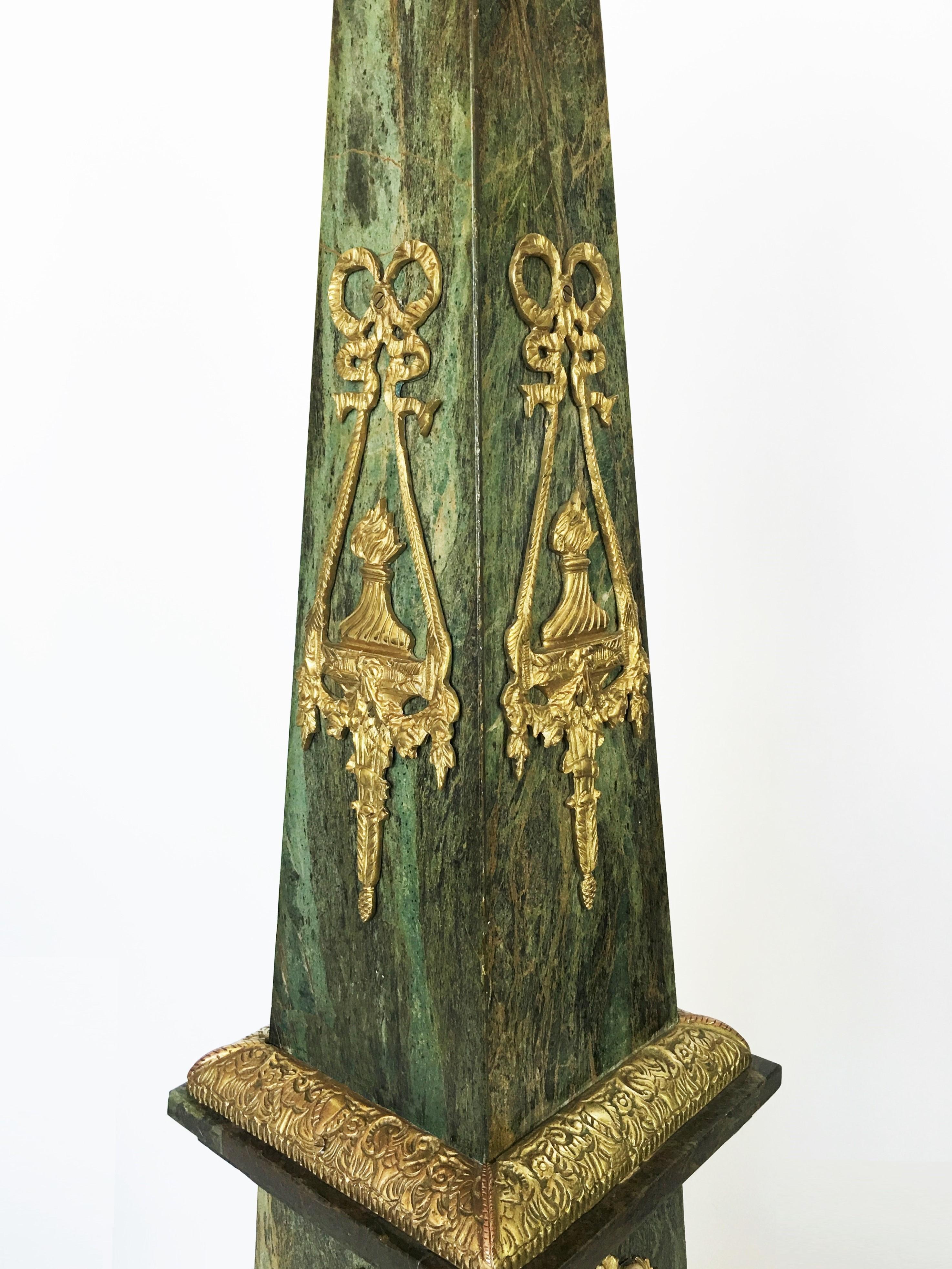 Beeindruckendes Paar Obelisken aus Marmor mit Goldbronze-Montierung (19. Jahrhundert) im Angebot
