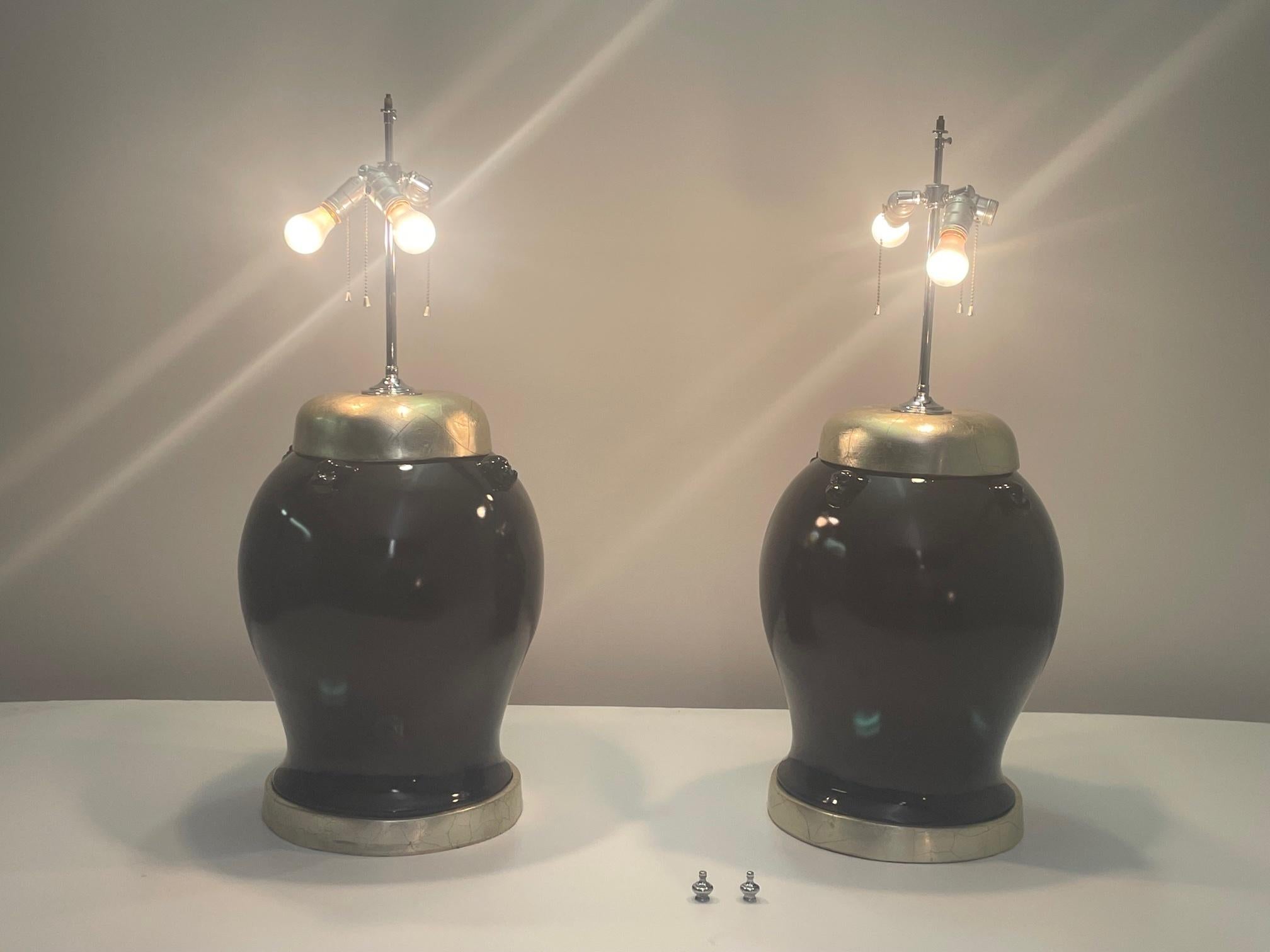 Paire impressionnante de lampes de bureau en forme de jarre à gingembre en laque bourgogne et feuille d'argent en vente 8