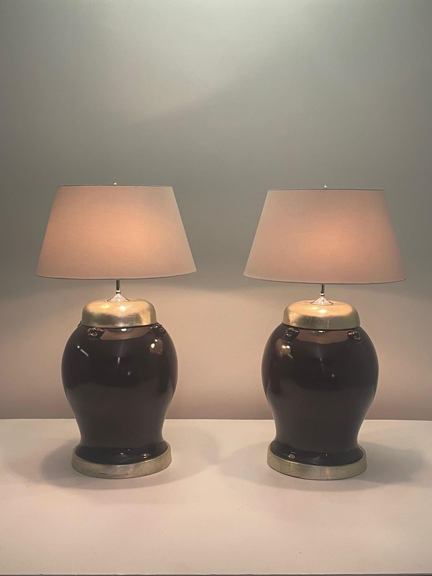 Lampes de table italiennes en céramique en forme de pot de gingembre, dans une superbe laque bordeaux, complétée par des plateaux et des bases en feuilles d'argent. Les décorations en relief en forme de chien de foo ajoutent une touche