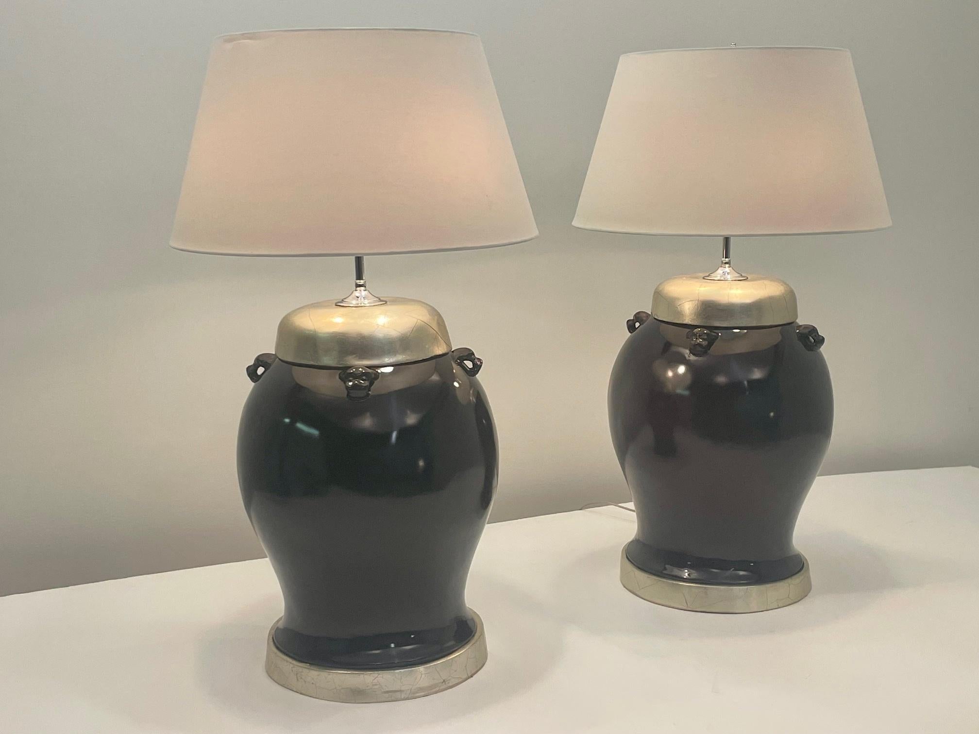 Céramique Impressionnante paire de lampes de table en forme de jarre en laque de bourgogne et feuilles d'argent en vente