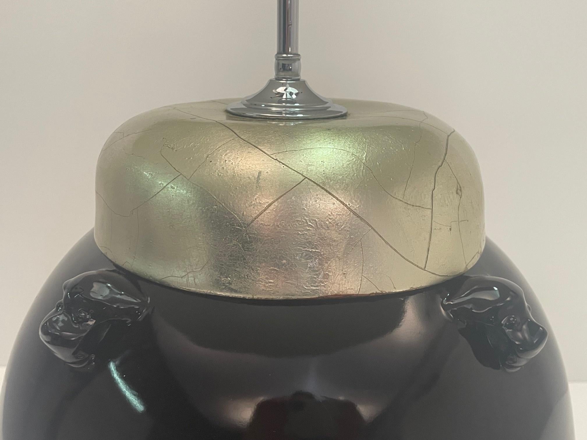Impressionnante paire de lampes de table en forme de jarre en laque de bourgogne et feuilles d'argent en vente 2
