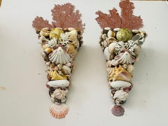 Impressionante coppia di staffe da parete incrostate di conchiglie marine