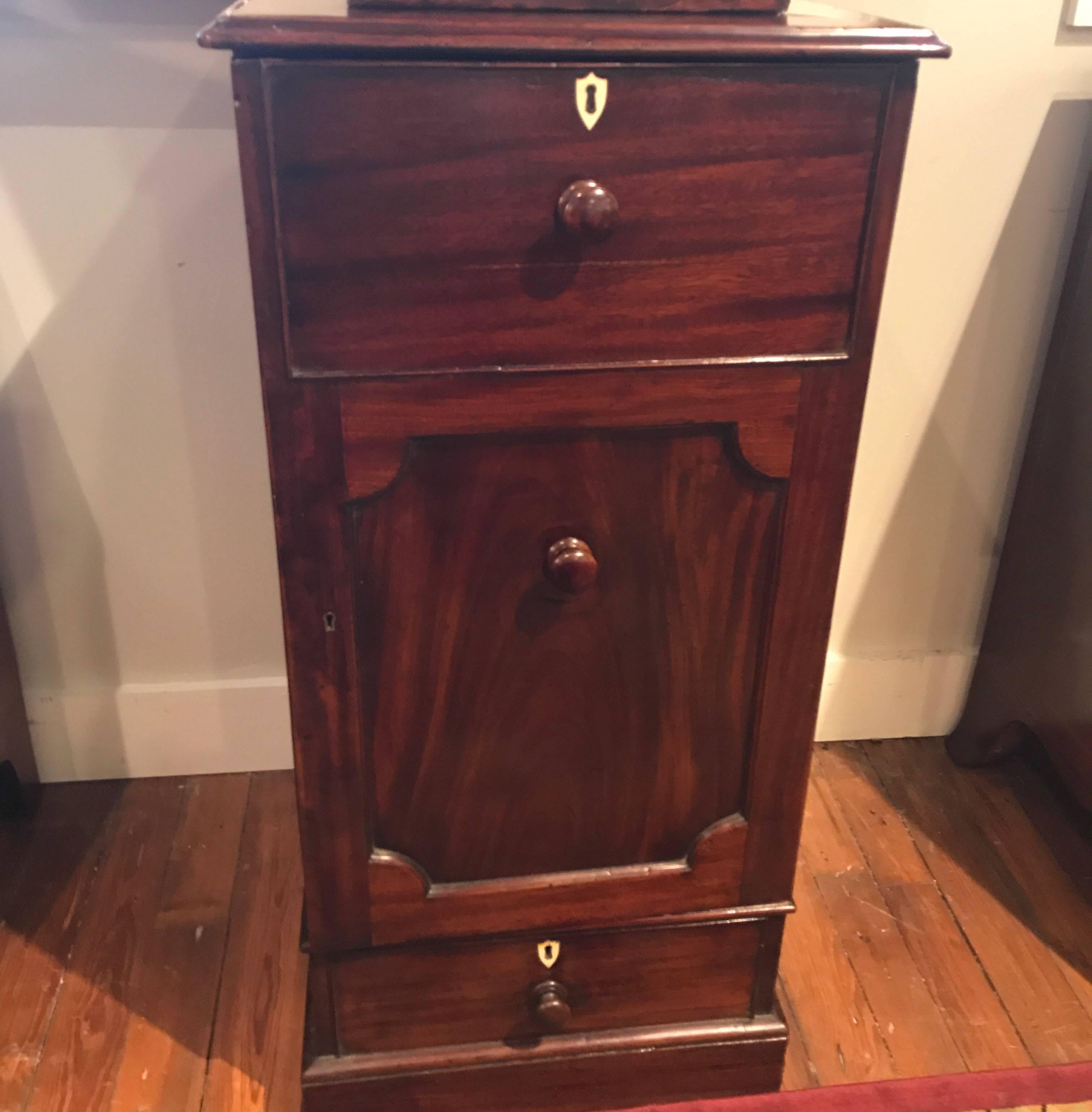 Impressive Period George III Mahogany Urn on Stand In Excellent Condition In Lambertville, NJ