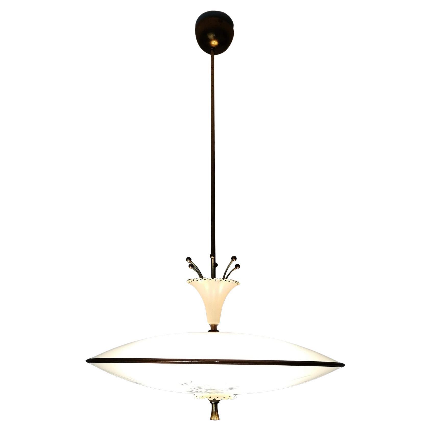 Una grande lampada a sospensione vintage Mid-Century Modern di Pietro Chiesa per Fontana Arte. Struttura principale in ottone massiccio, con 2 dischi curvi in vetro sabbiato inciso e decorato raffiguranti fiori con la tecnica della molatura.