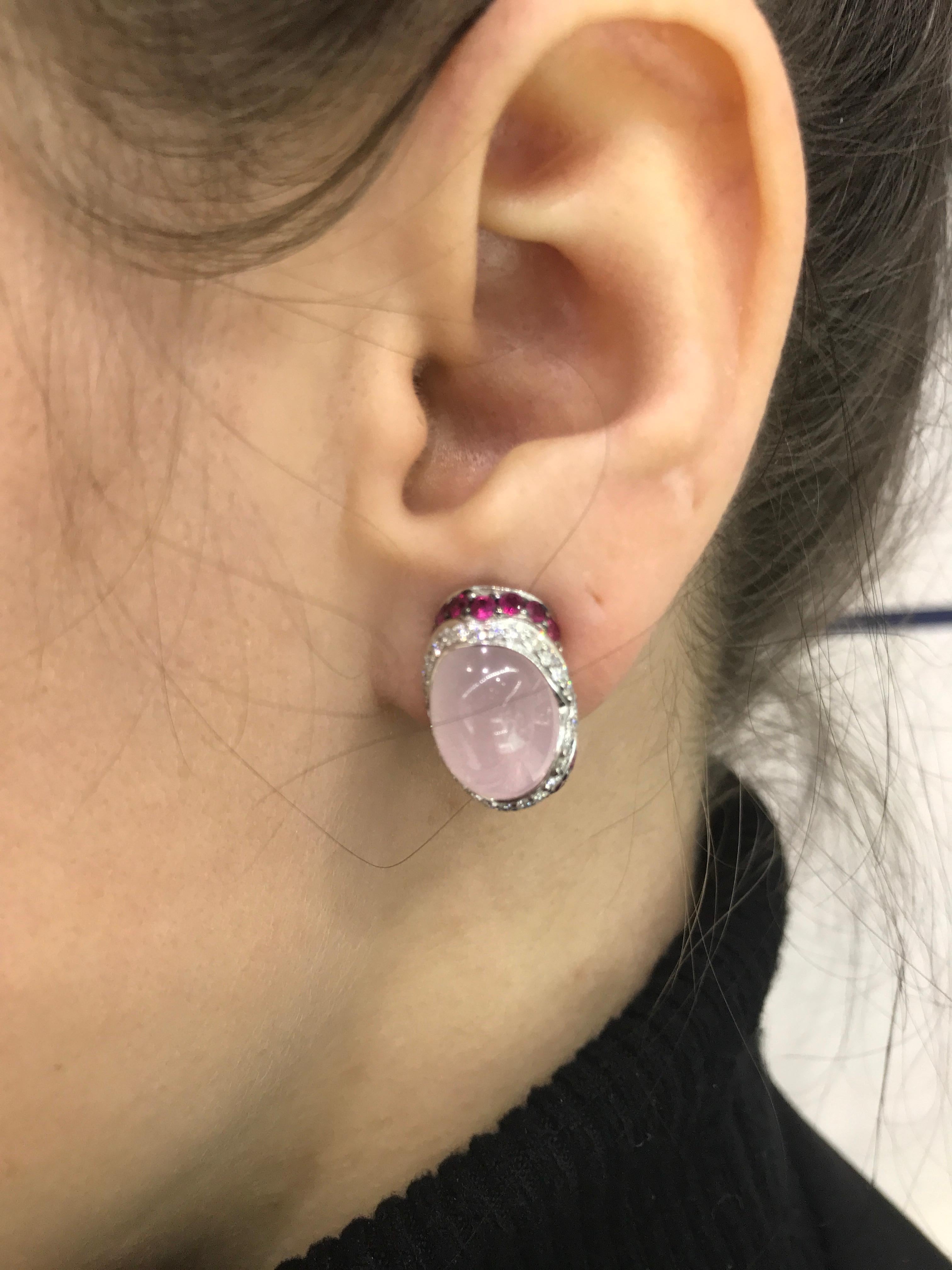 Beeindruckende Ohrringe aus 18 Karat Gold mit rosa Saphiren und rosa Quarz und weißen Diamanten (Rundschliff) im Angebot