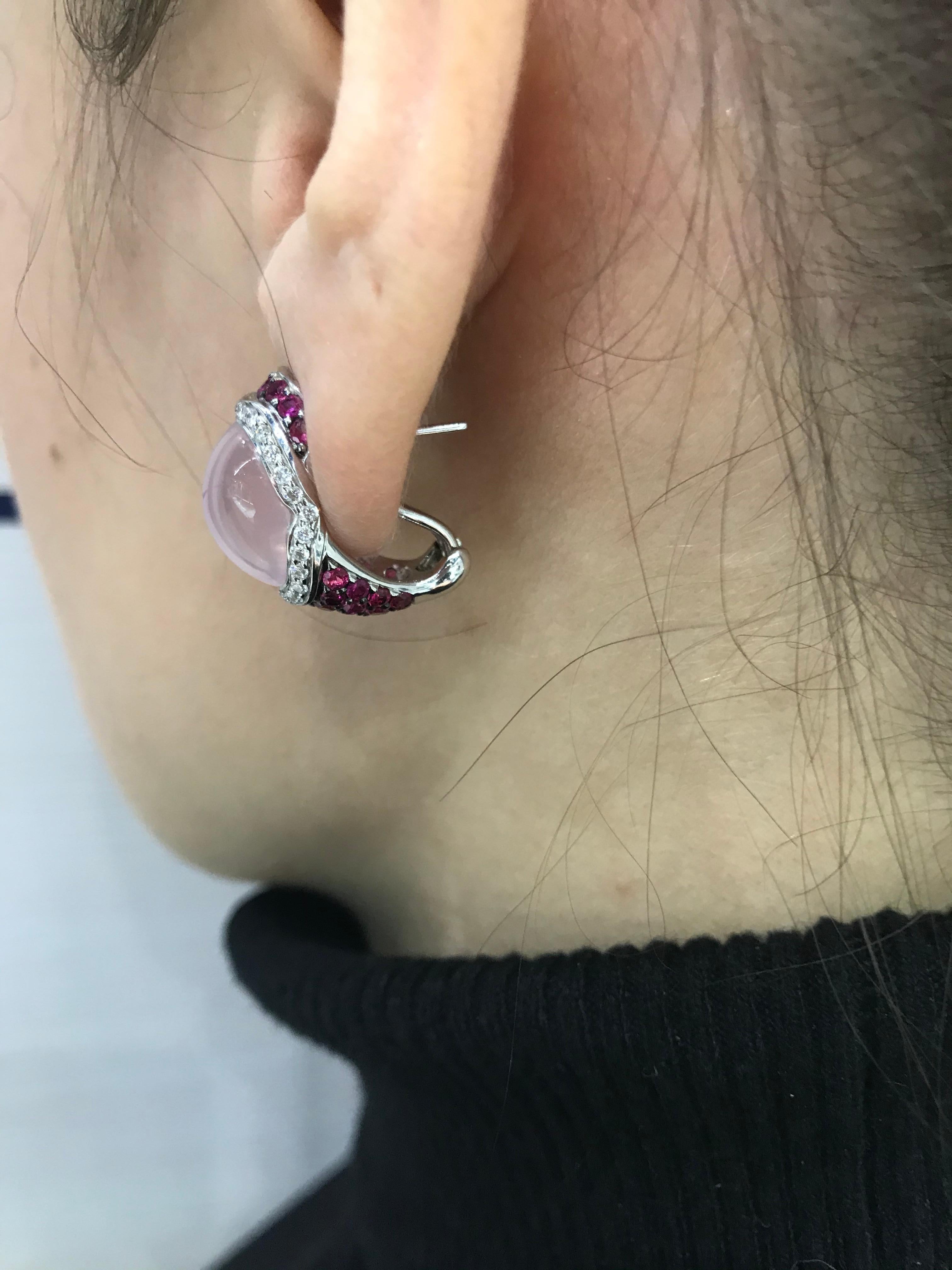 Beeindruckende Ohrringe aus 18 Karat Gold mit rosa Saphiren und rosa Quarz und weißen Diamanten Damen im Angebot