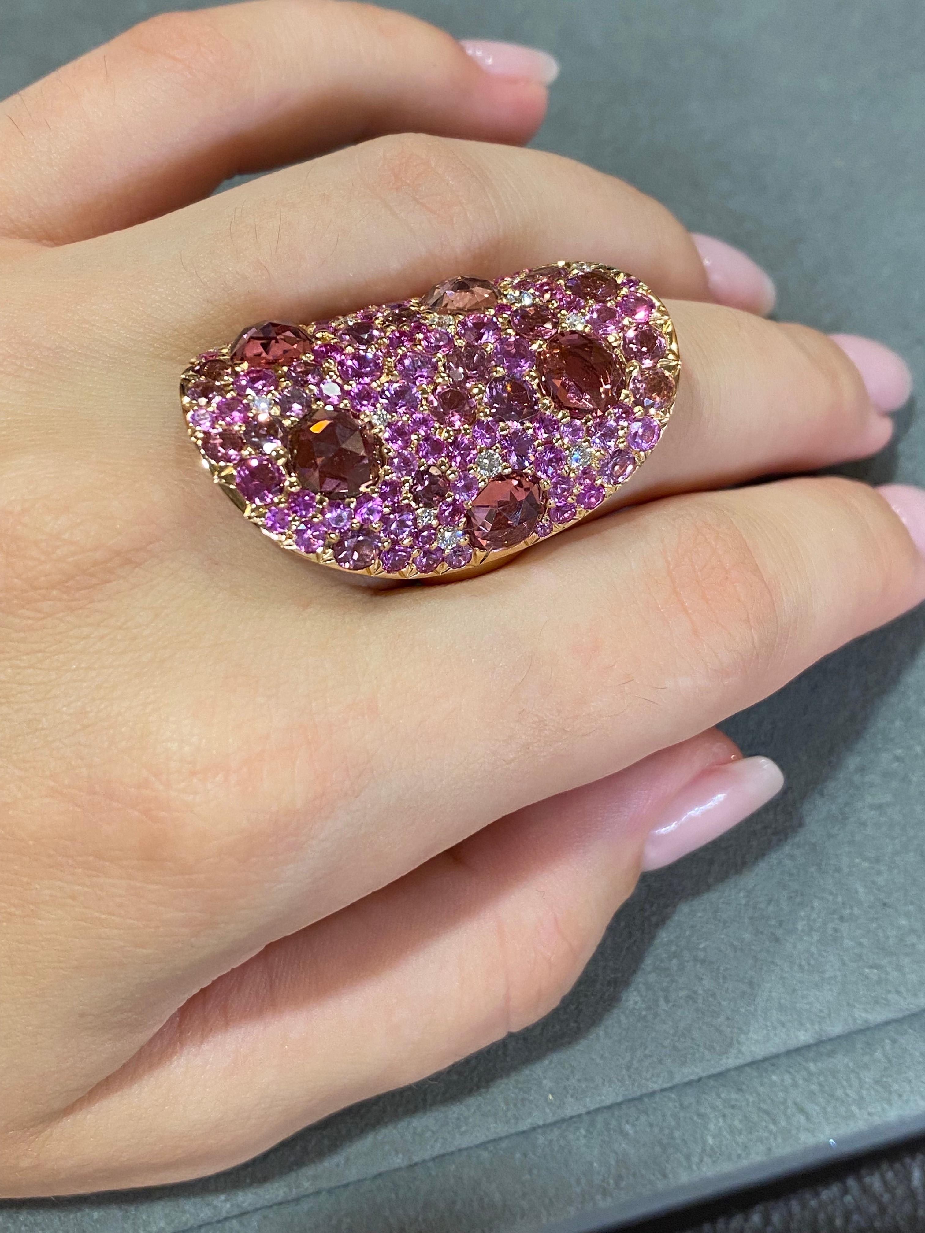 Round Cut Impressive Pink Sapphire Yellow Gold 18K Ring for Her For Sale