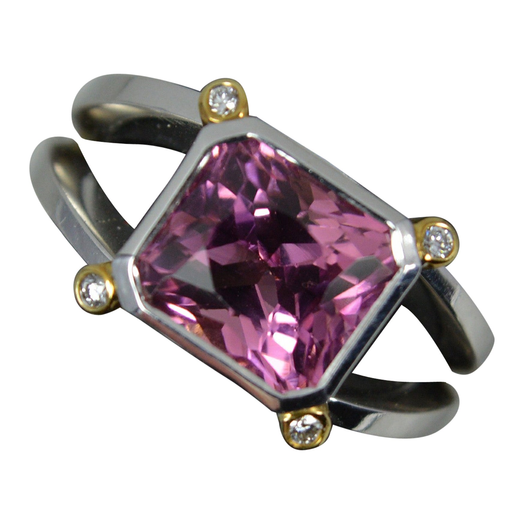 Impressionante anello con tormalina rosa e diamanti in oro 18 ct. in vendita