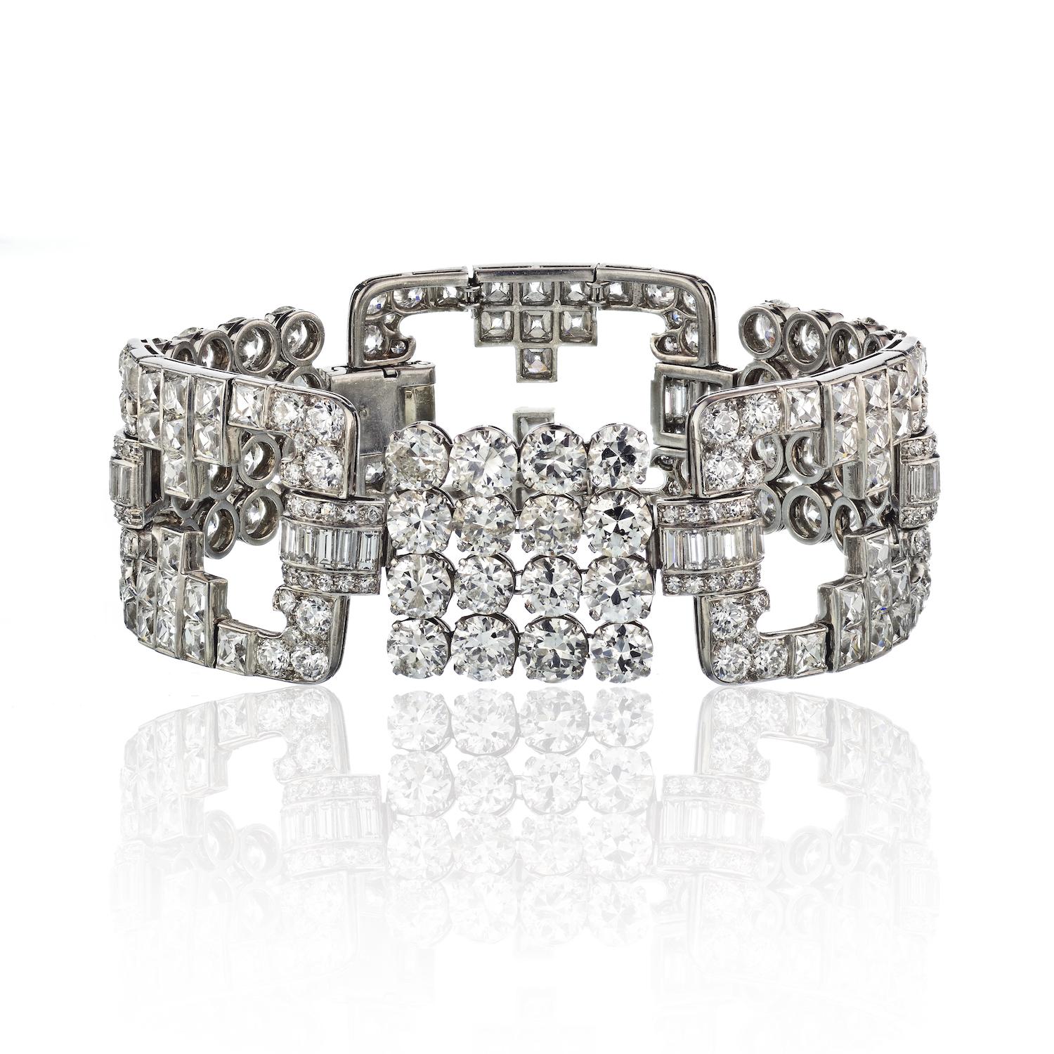Dieses beeindruckende Diamant-Gliederarmband ist mit luxuriösen Diamanten im französischen Schliff, Vintage-Diamanten im Rundschliff und im Baguetteschliff besetzt.
Dieses unglaubliche Vintage-Diamantarmband mit einem Gesamtgewicht von 45 Karat ist