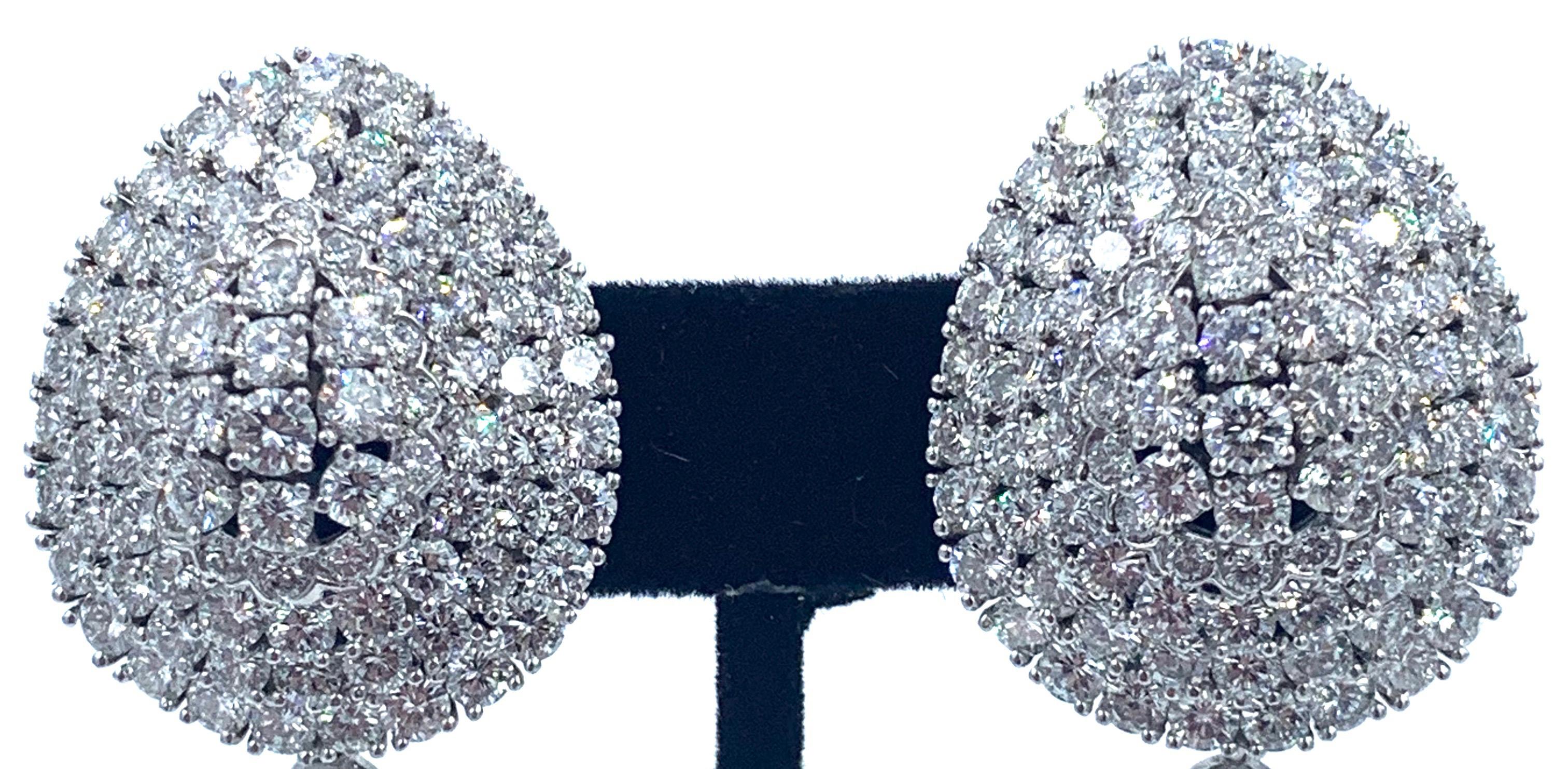 Kräftige und elegante Diamant-Ohrringe, bestehend aus 16 Karat Diamanten, gefasst in Platin. Die Verarbeitung ist von höchster Qualität. 
Ein in die Lünette gefasster Diamant mit einer Südseeperle kann mit der Kuppel getragen oder von ihr entfernt