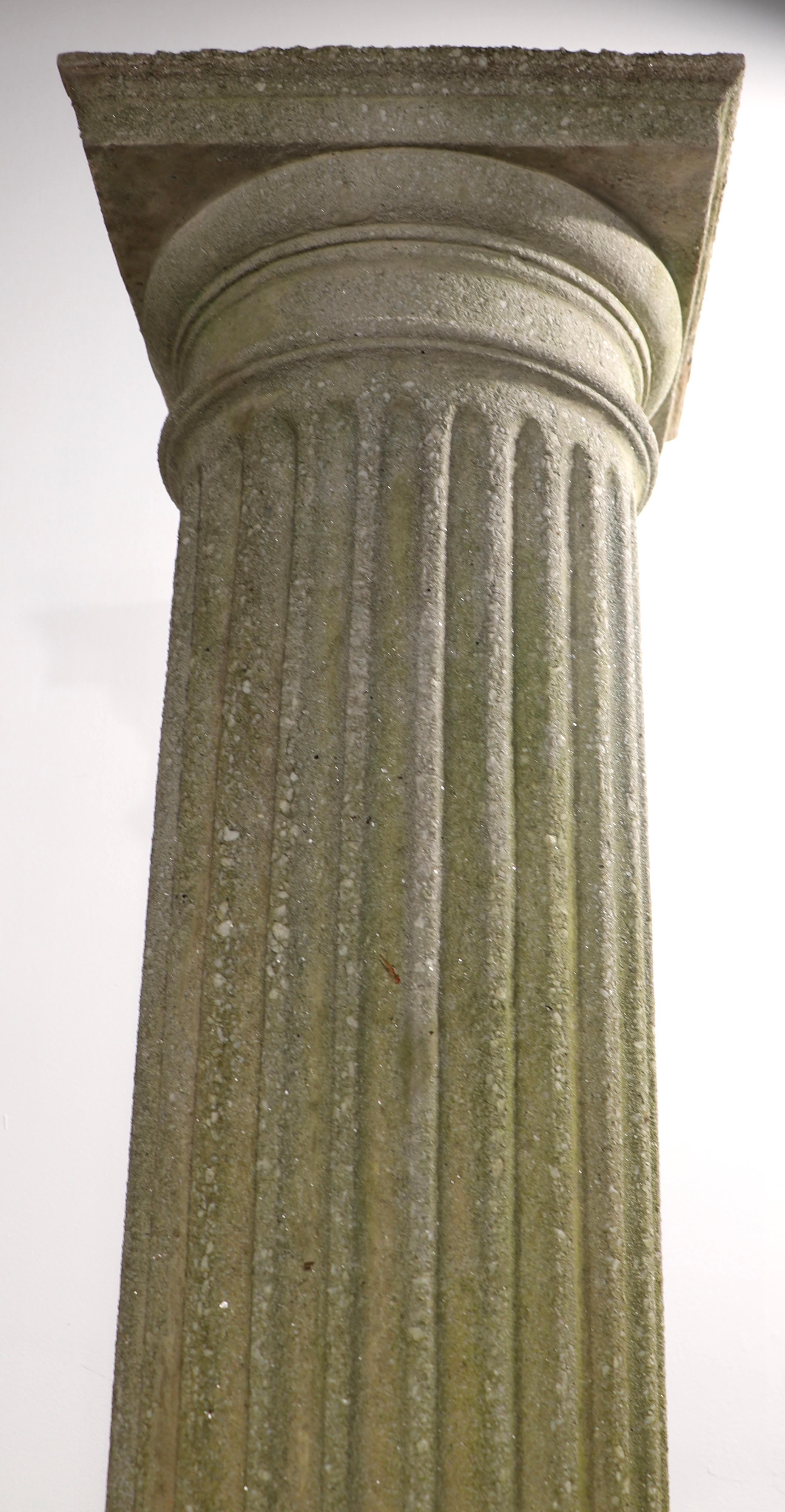 Beeindruckende Pr. Säulen aus Steinguss mit Jardiniere-Platten im Angebot 3