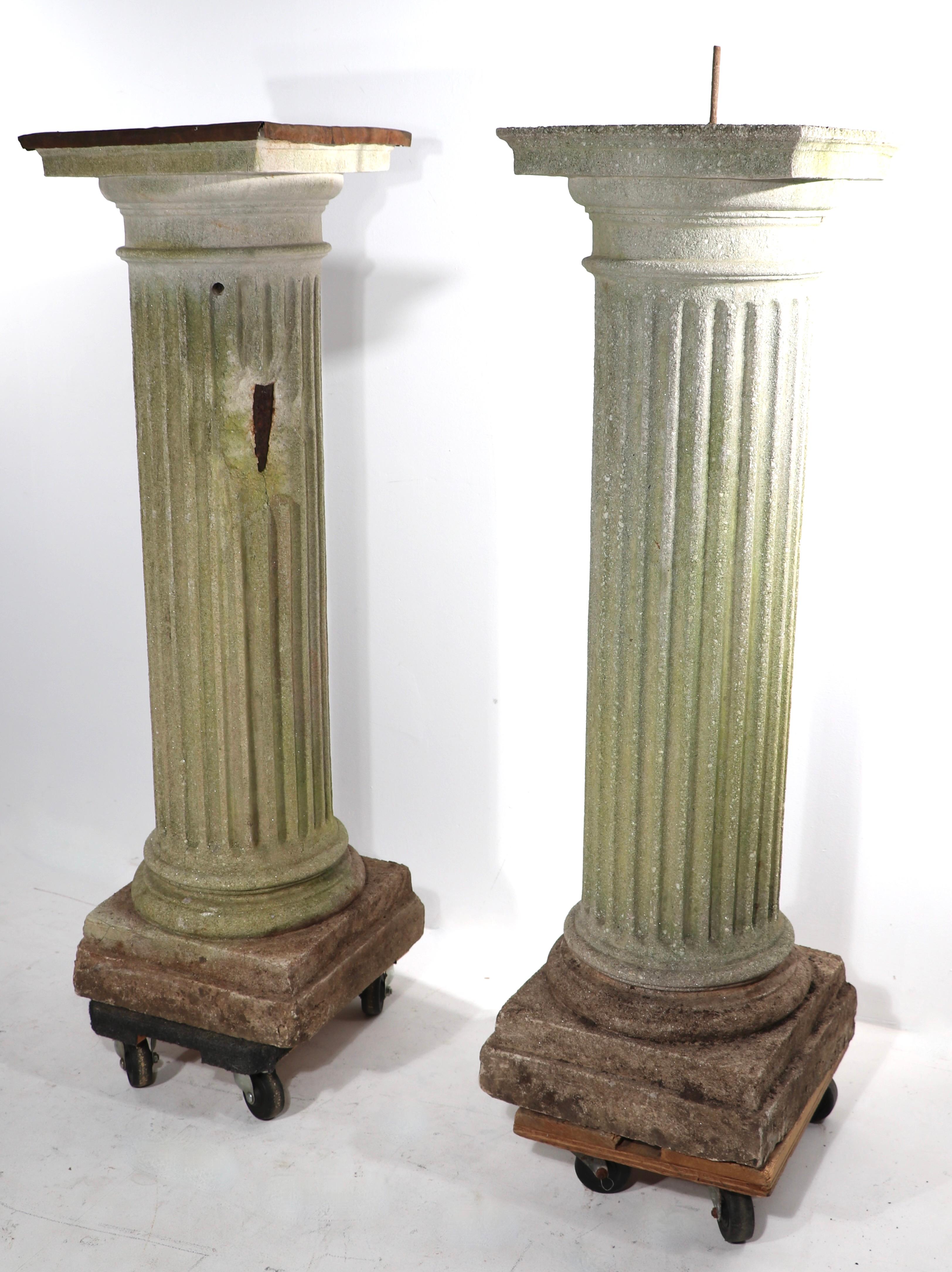 Beeindruckende Pr. Säulen aus Steinguss mit Jardiniere-Platten (Neoklassisch) im Angebot