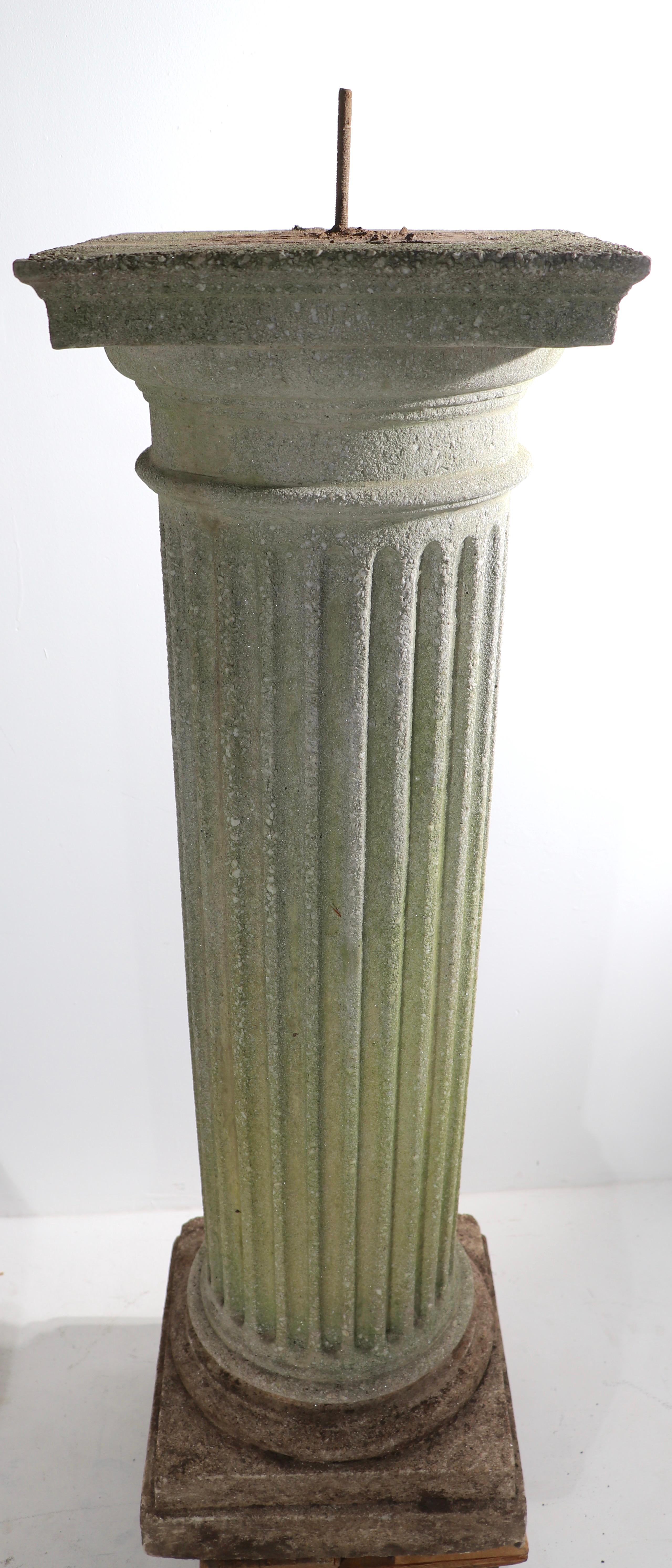 Beeindruckende Pr. Säulen aus Steinguss mit Jardiniere-Platten (amerikanisch) im Angebot