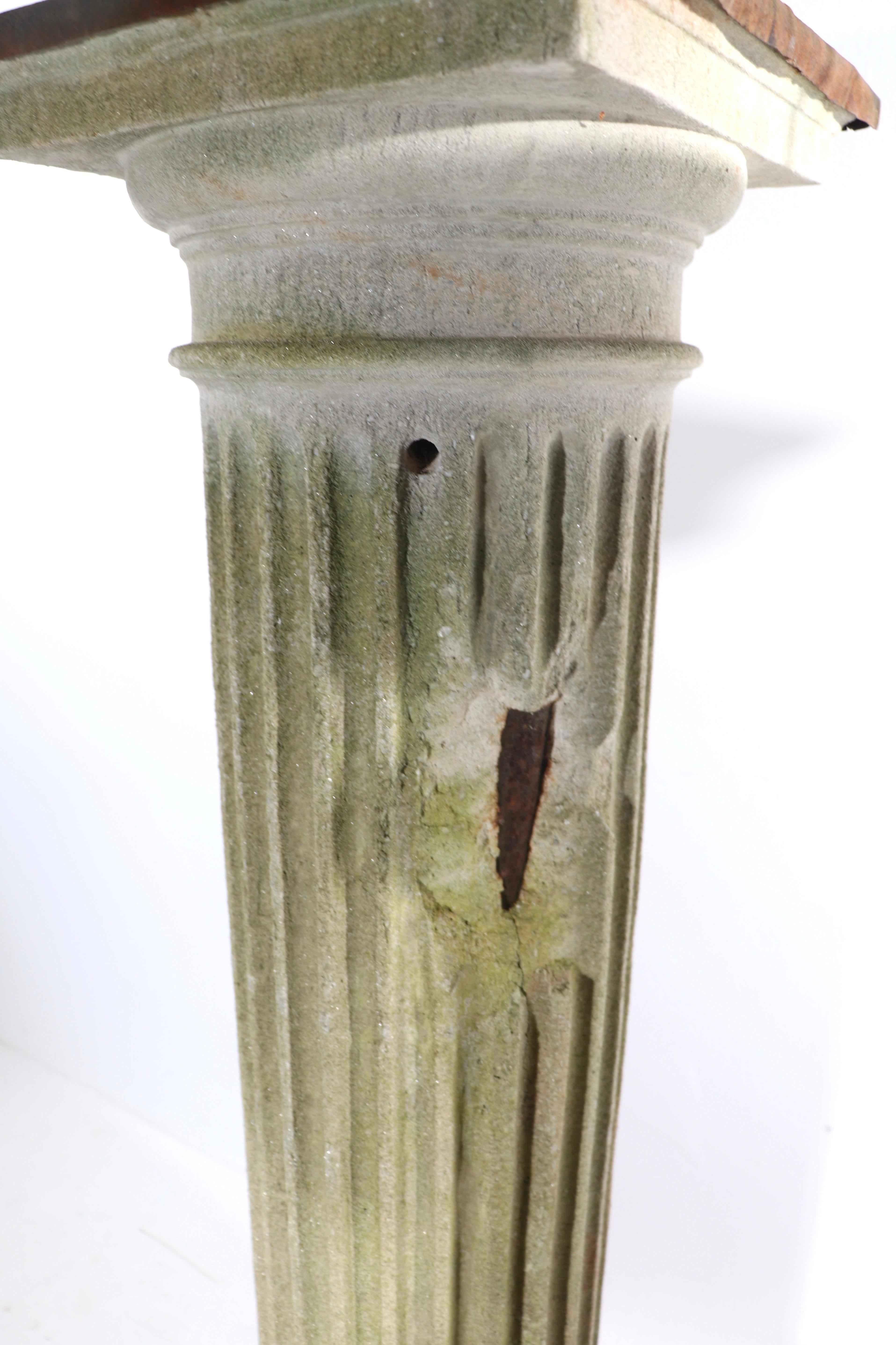 Beeindruckende Pr. Säulen aus Steinguss mit Jardiniere-Platten (20. Jahrhundert) im Angebot