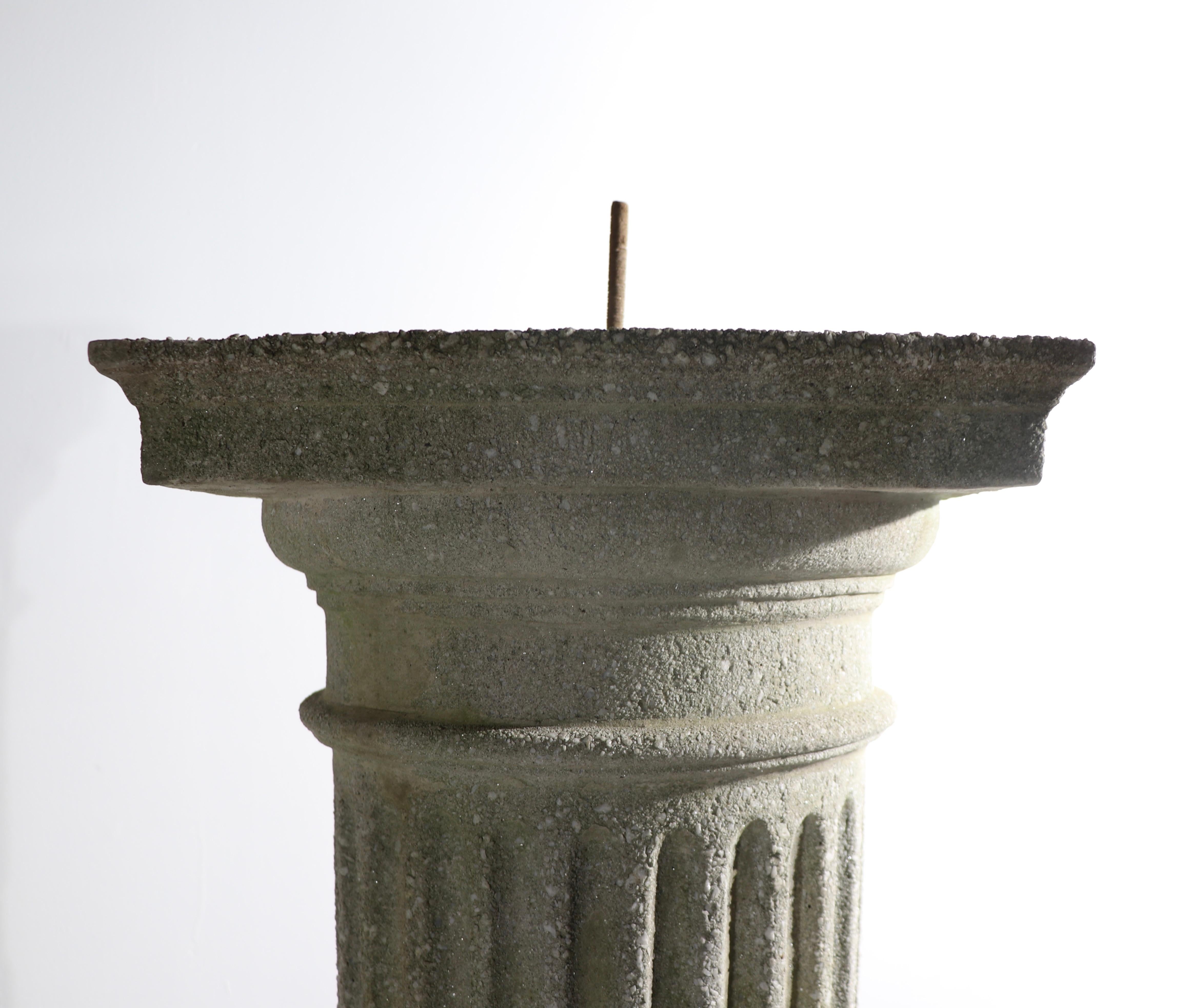 Beeindruckende Pr. Säulen aus Steinguss mit Jardiniere-Platten (Kunststein) im Angebot