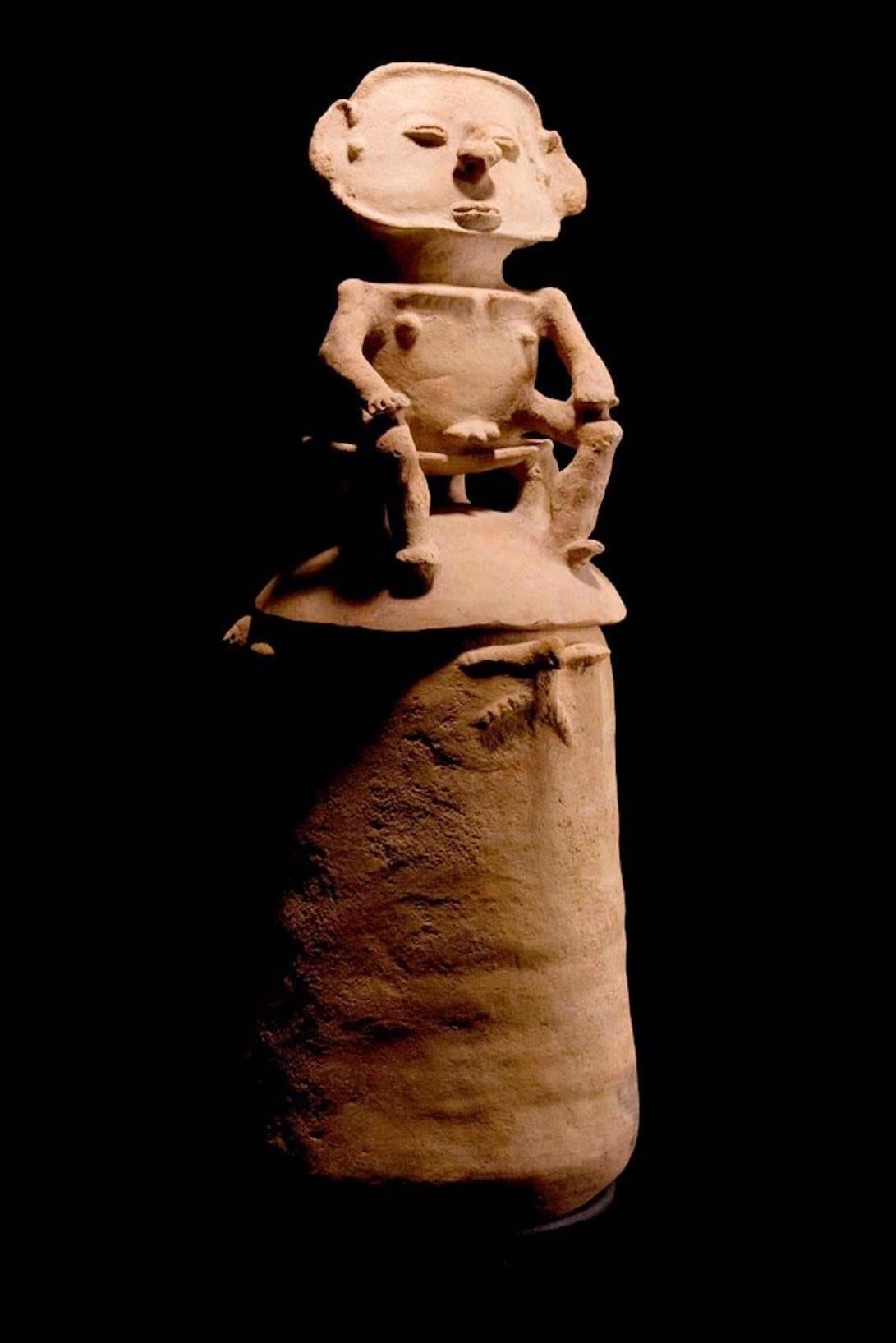 18th Century and Earlier Impressive Pre-Columbian Rio Magdalena Urn, Colombia, circa 800 to 1500 AD