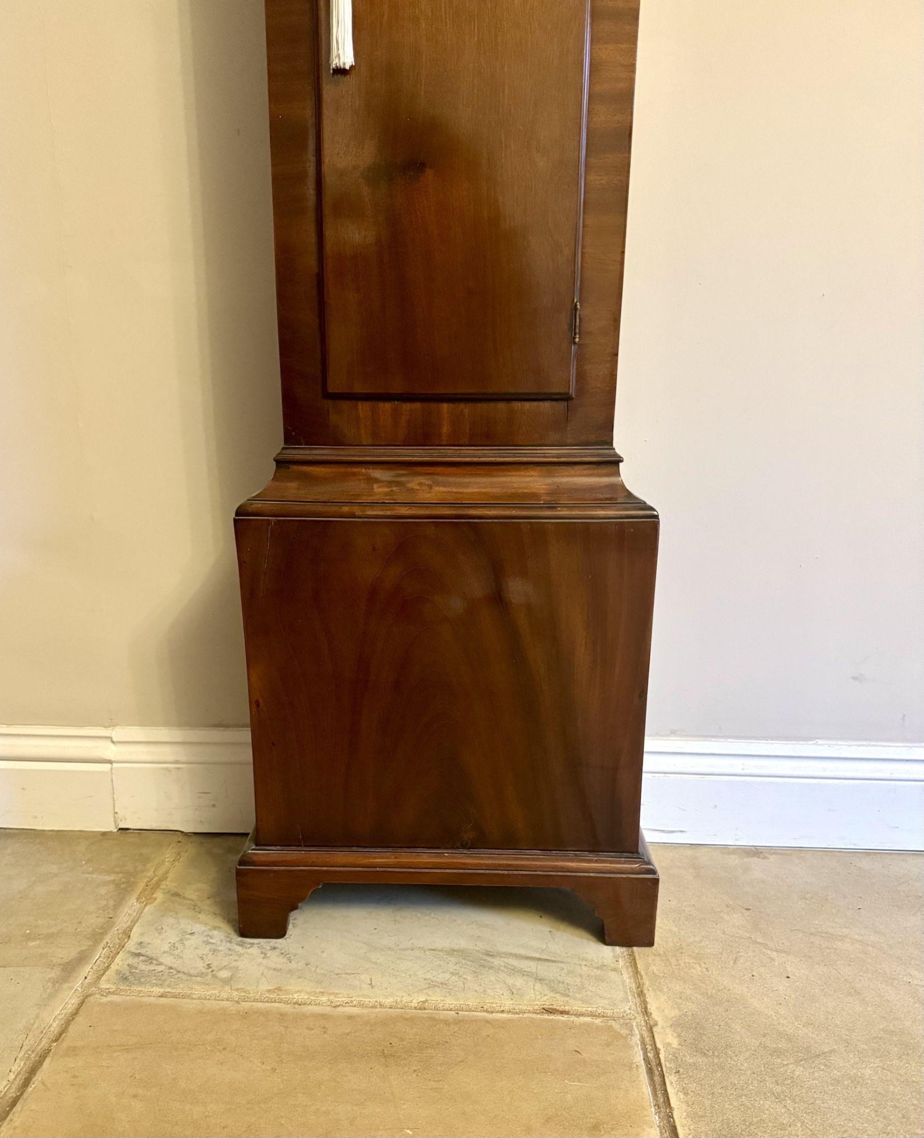 Laiton Impressionnante pendule ancienne de George III en acajou, à huit jours, de type longcase en vente