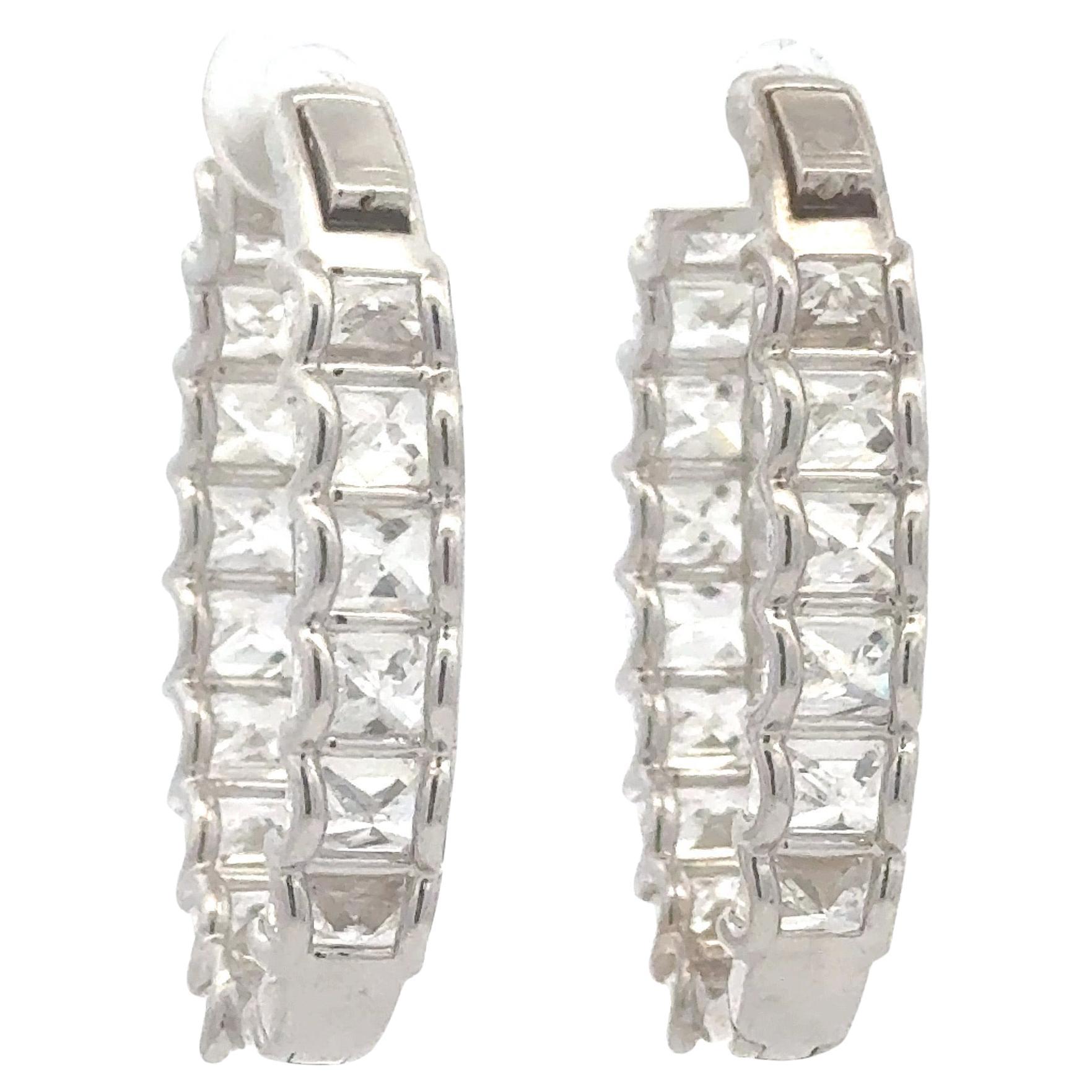Preciosos pendientes de aro de talla radiante con 30 diamantes de 15,28 quilates, en un diseño de forma ovalada elaborado en oro blanco de 18 quilates.
Peso medio del diamante 0,51 quilates
Color E-F
Claridad VS1-VS2
Montaje en U para ver los