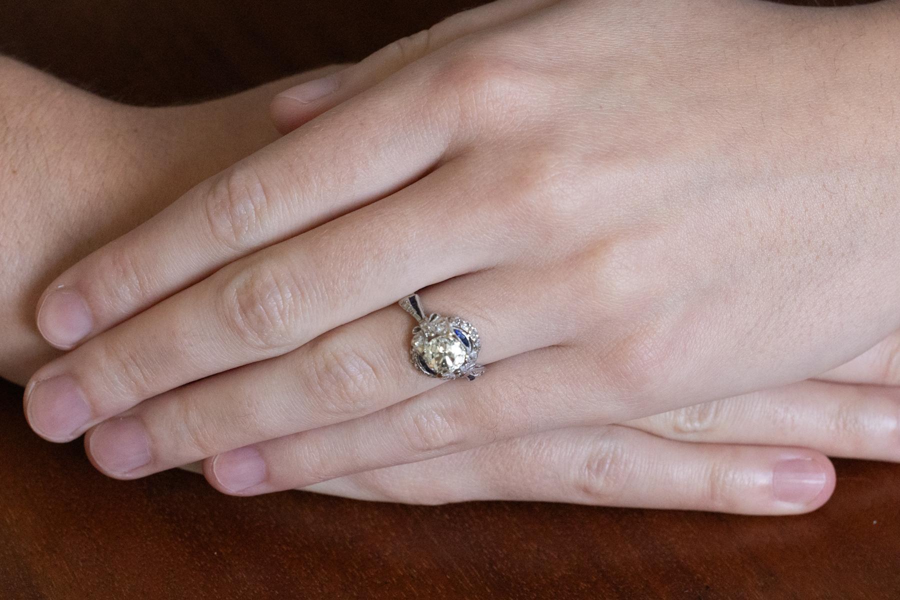 Impresionante anillo con diamantes talla antigua de 1,94 ct y zafiros sintéticos. Art Nouveau en venta
