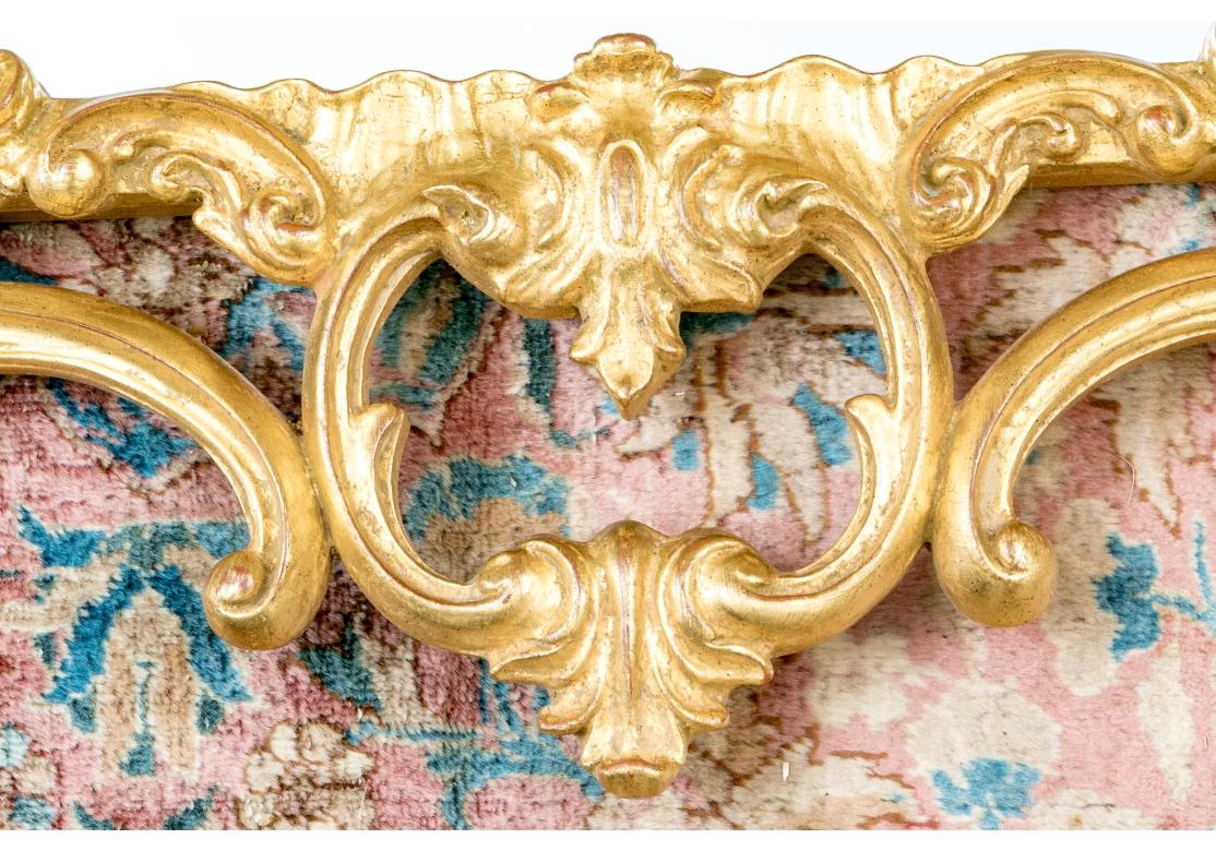 Impressionnant miroir de style rococo dans un cadre orné de dorures en vente 4