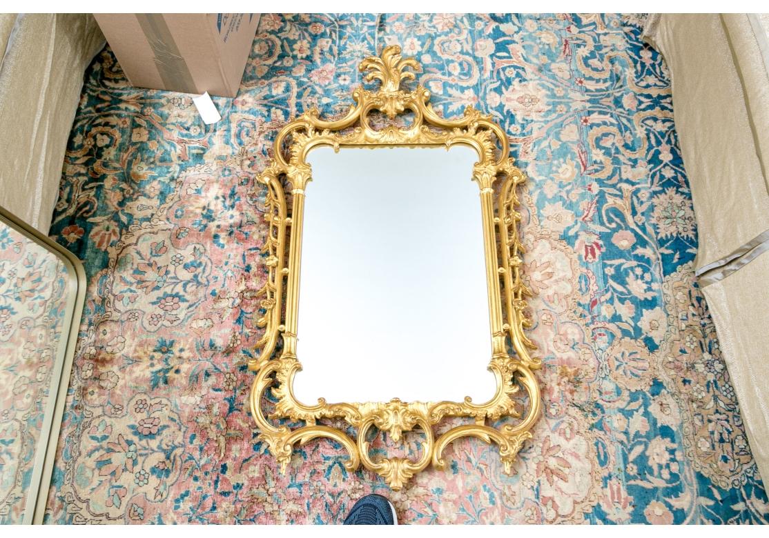 Rococo Impressionnant miroir de style rococo dans un cadre orné de dorures en vente