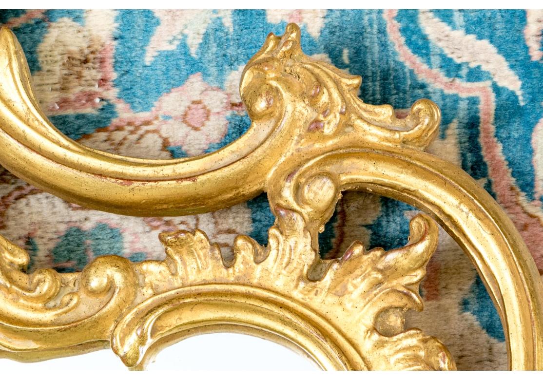 20ième siècle Impressionnant miroir de style rococo dans un cadre orné de dorures en vente