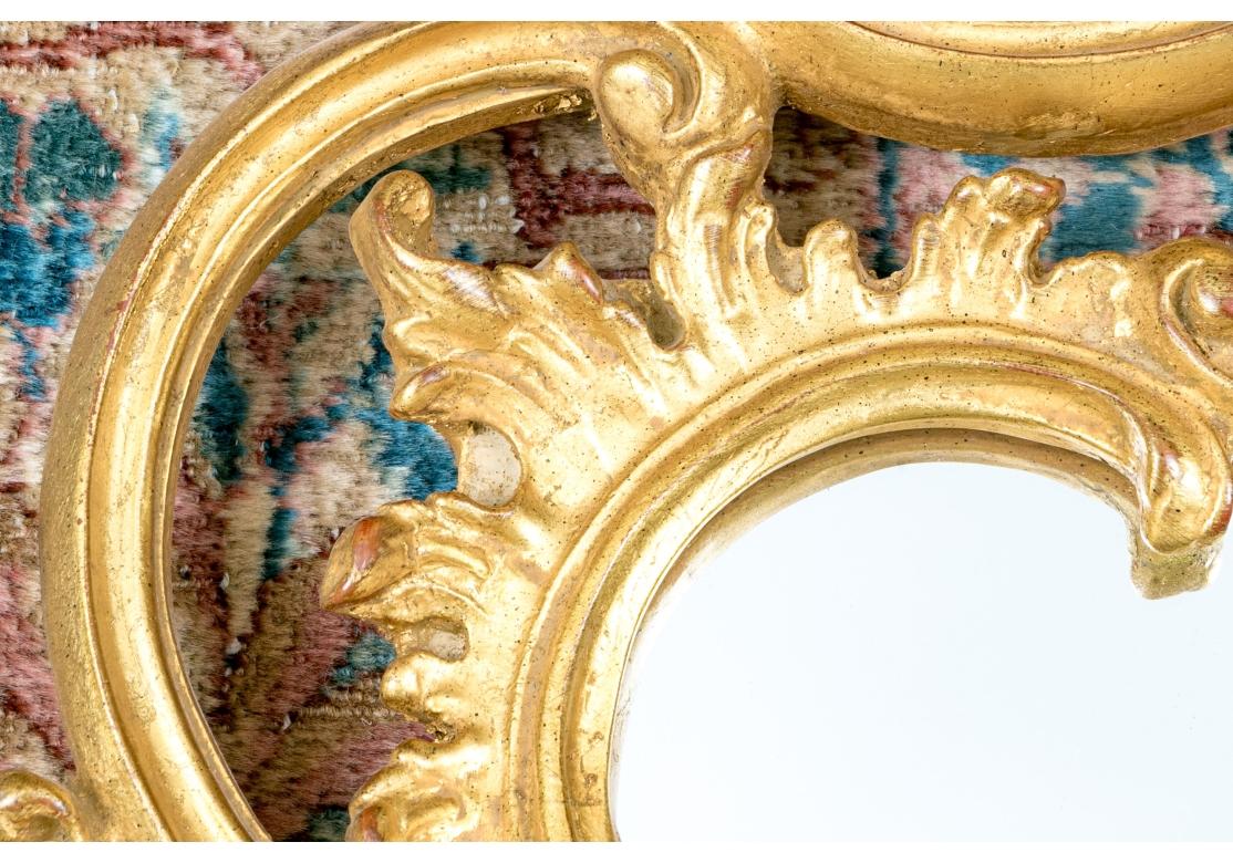 Synthétique Impressionnant miroir de style rococo dans un cadre orné de dorures en vente