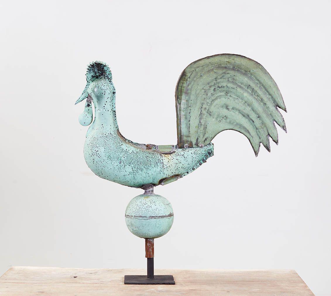 Girouette en cuivre du début du 19e siècle représentant un coq sur une sphère. La forme et la personnalité de cette girouette sont merveilleuses et la couleur et la patine vert-de-gris sont superbes. France, vers 1830. Maintenant sur le support en