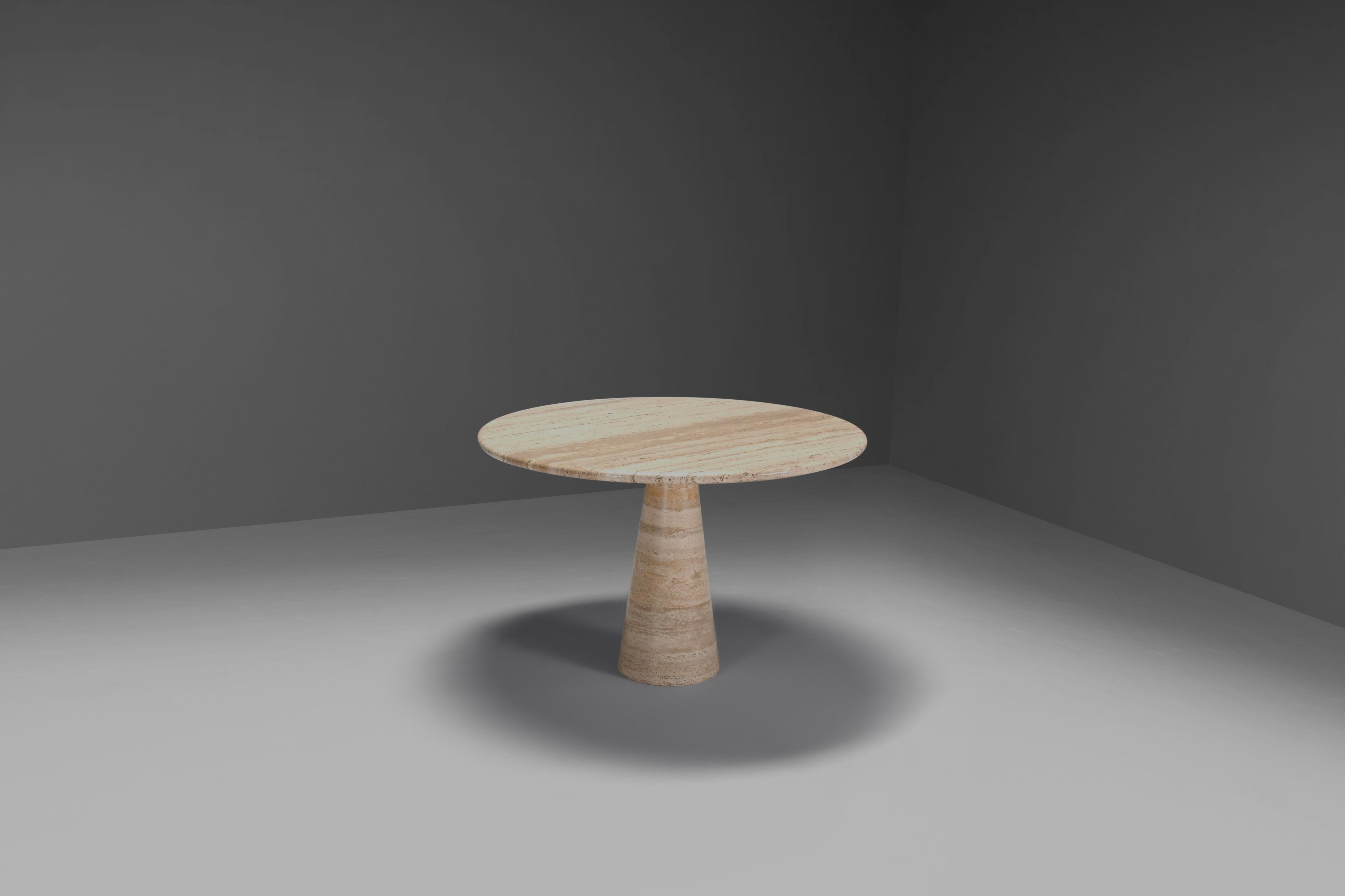 italien Impressionnante table de salle à manger ronde en marbre travertin naturel, Italie, 1970