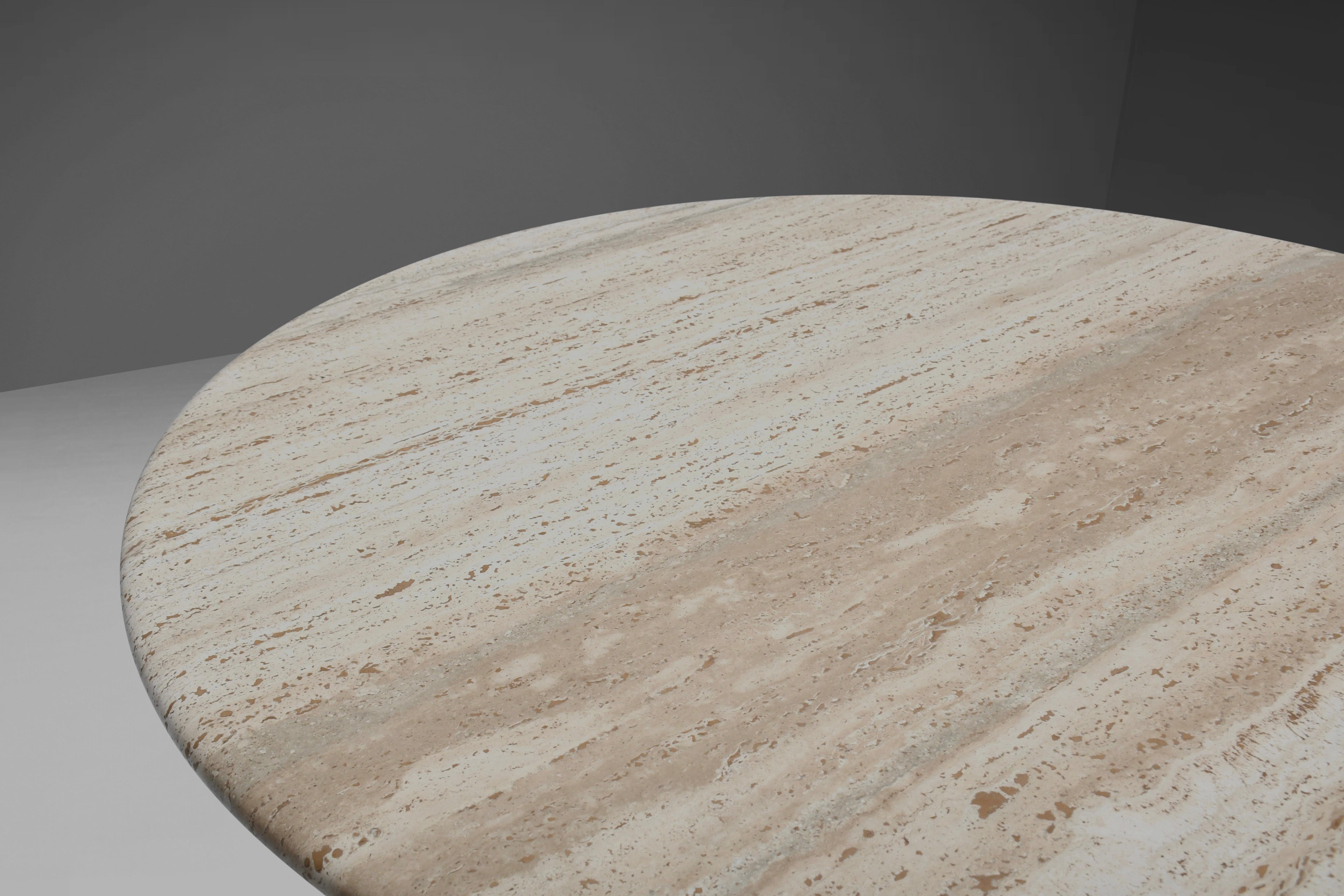 Impressionnante table de salle à manger ronde en marbre travertin naturel, Italie, 1970 Bon état à Echt, NL