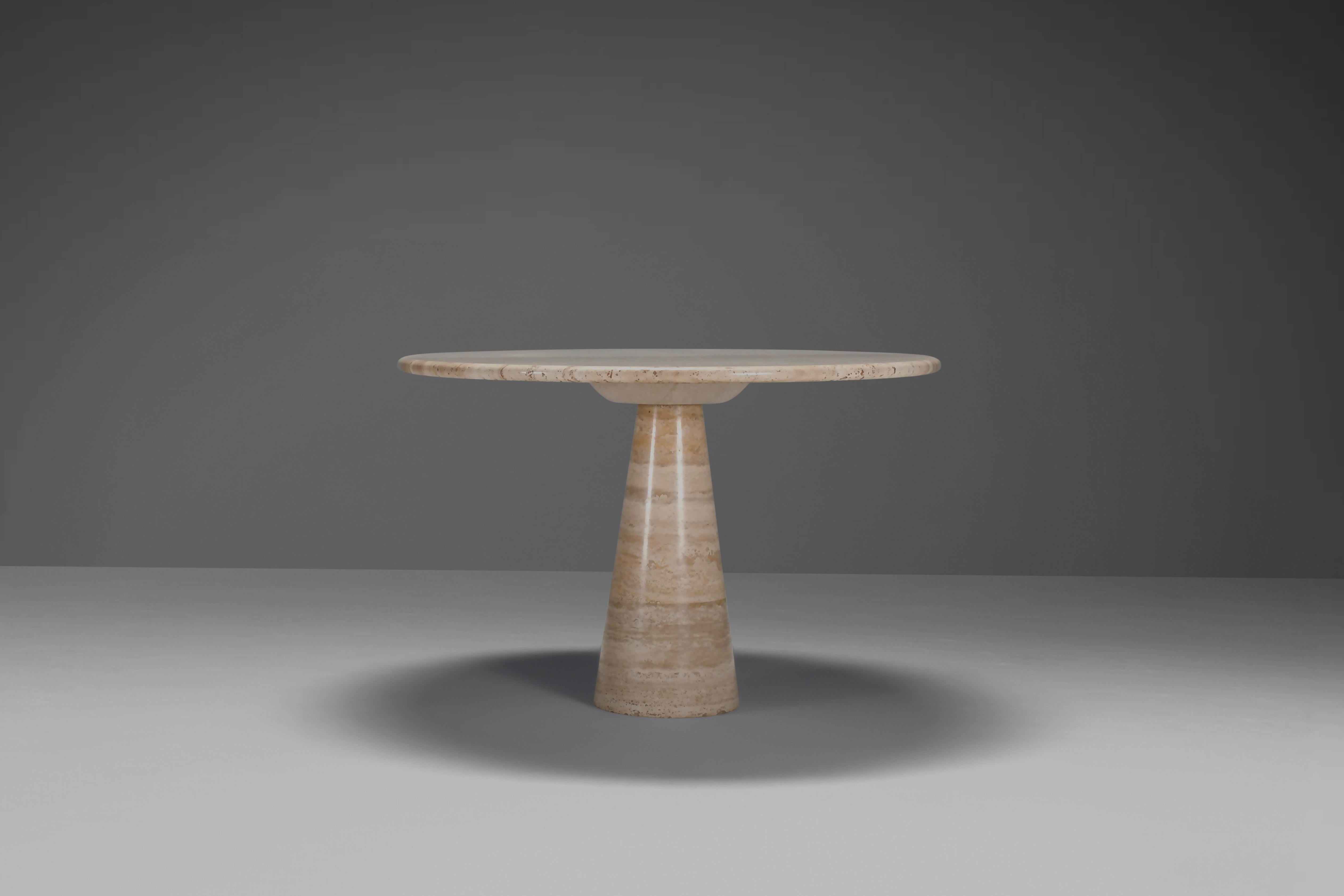 20ième siècle Impressionnante table de salle à manger ronde en marbre travertin naturel, Italie, 1970