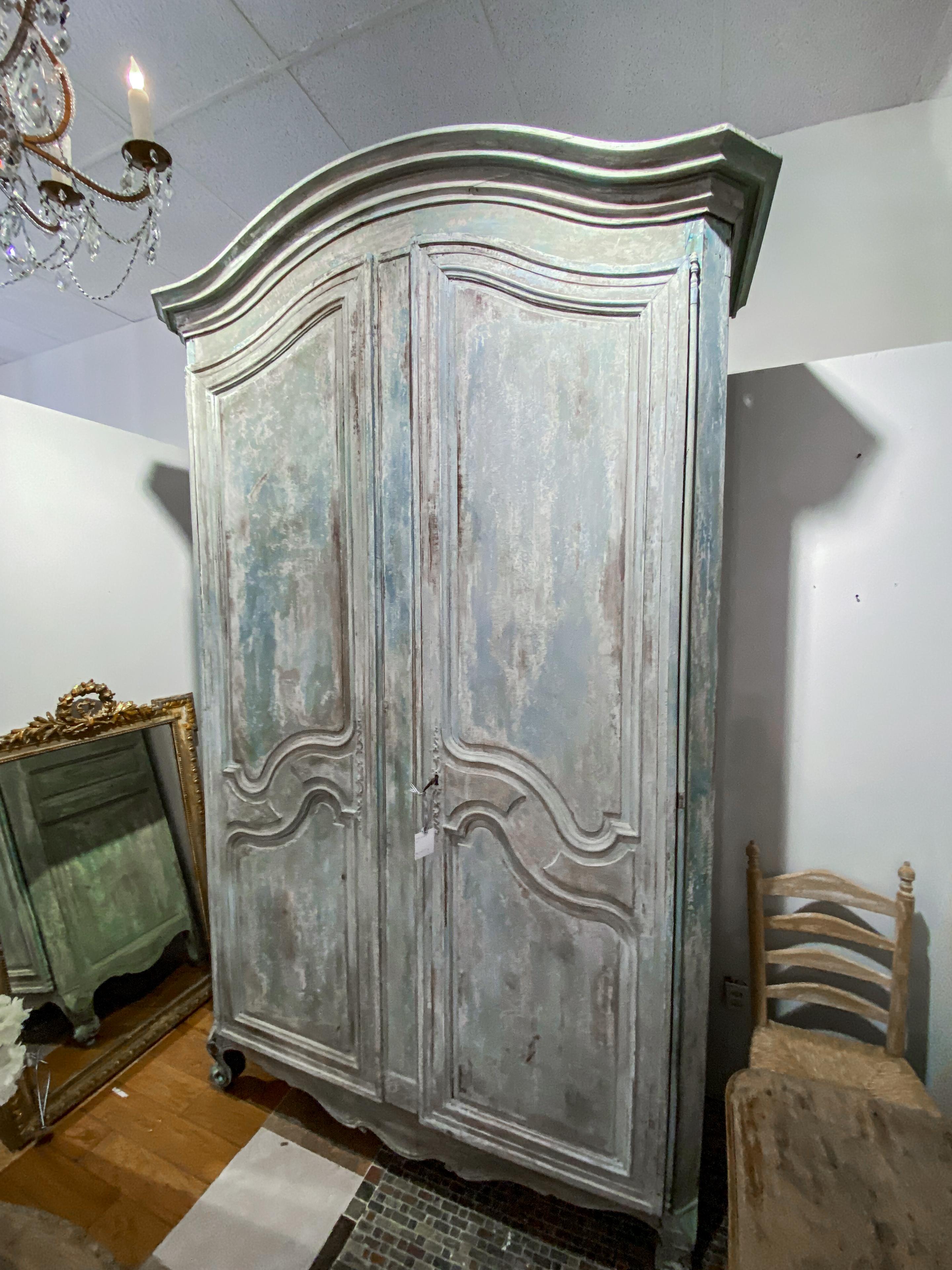 Impressionnante armoire peinte de style Louis XV du 19ème siècle à l'échelle en vente 12