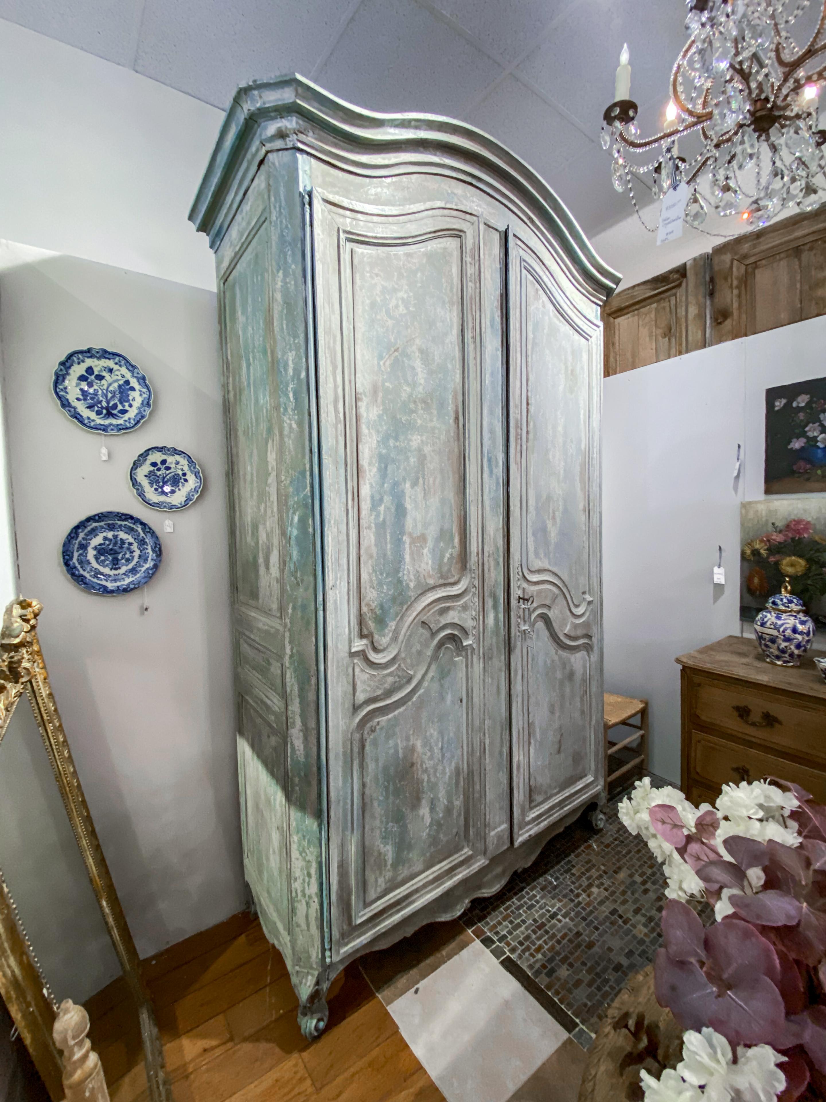 Impressionnante armoire peinte de style Louis XV du 19ème siècle à l'échelle en vente 13
