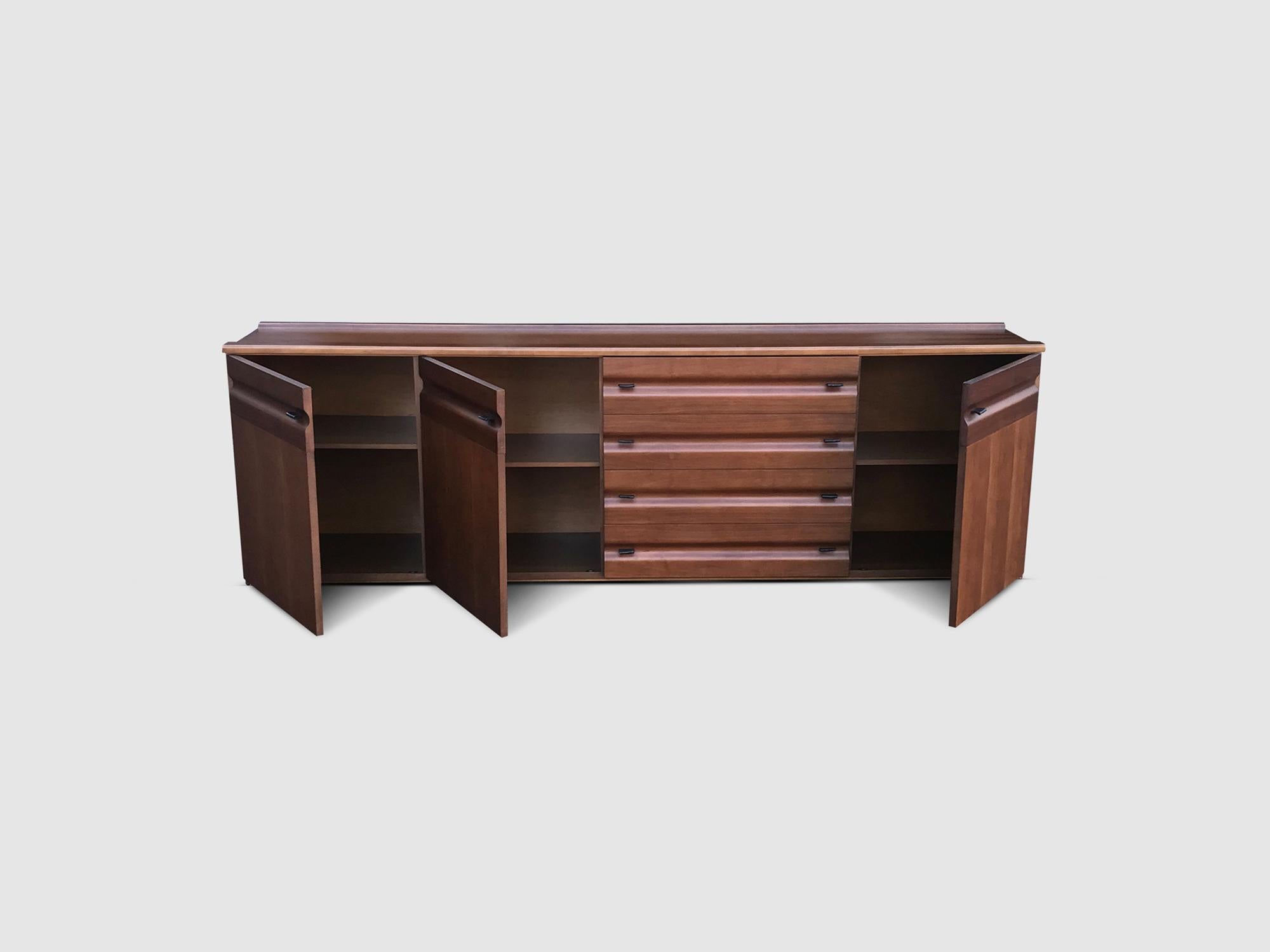 Impressive Sculpted Walnut and Leather Credenza Gavina, Italy, 1970s For Sale 4