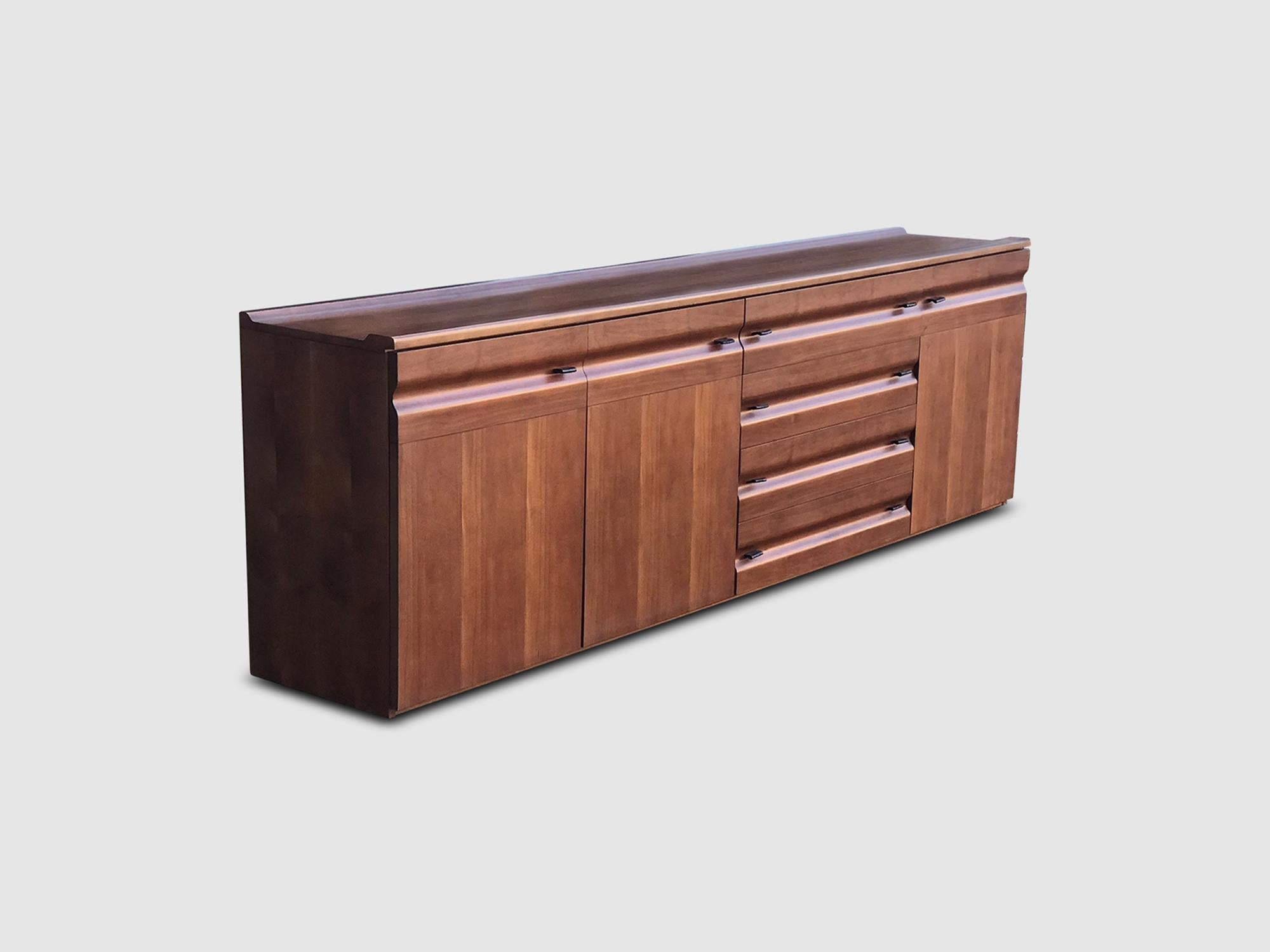 Mid-Century Modern Impressive Sculpted Walnut and Leather Credenza Gavina, Italy, 1970s For Sale