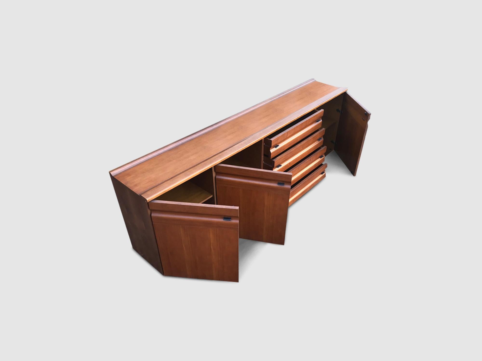 Italian Impressive Sculpted Walnut and Leather Credenza Gavina, Italy, 1970s