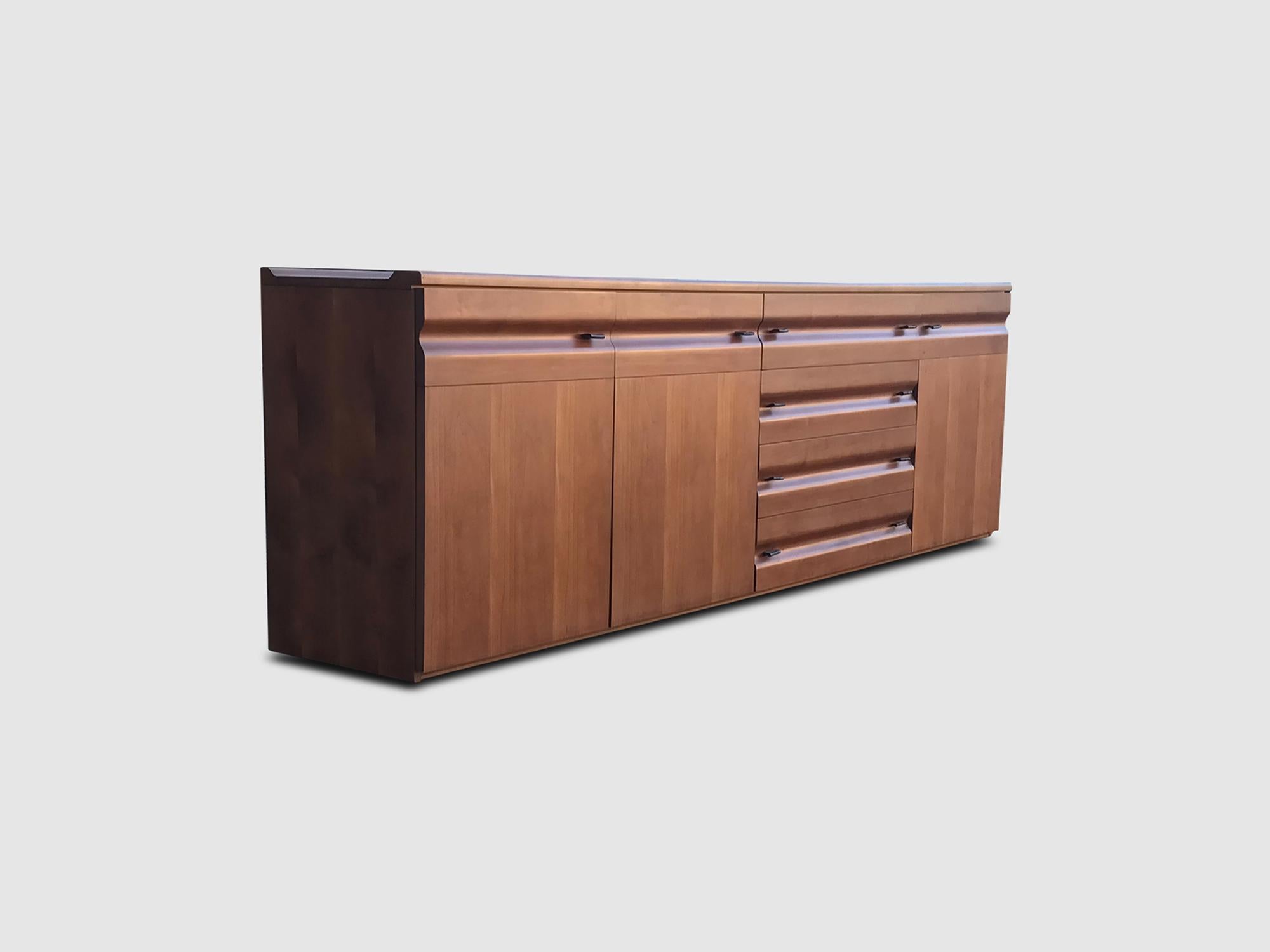 Impressive Sculpted Walnut and Leather Credenza Gavina, Italy, 1970s In Good Condition For Sale In Stavenisse, NL