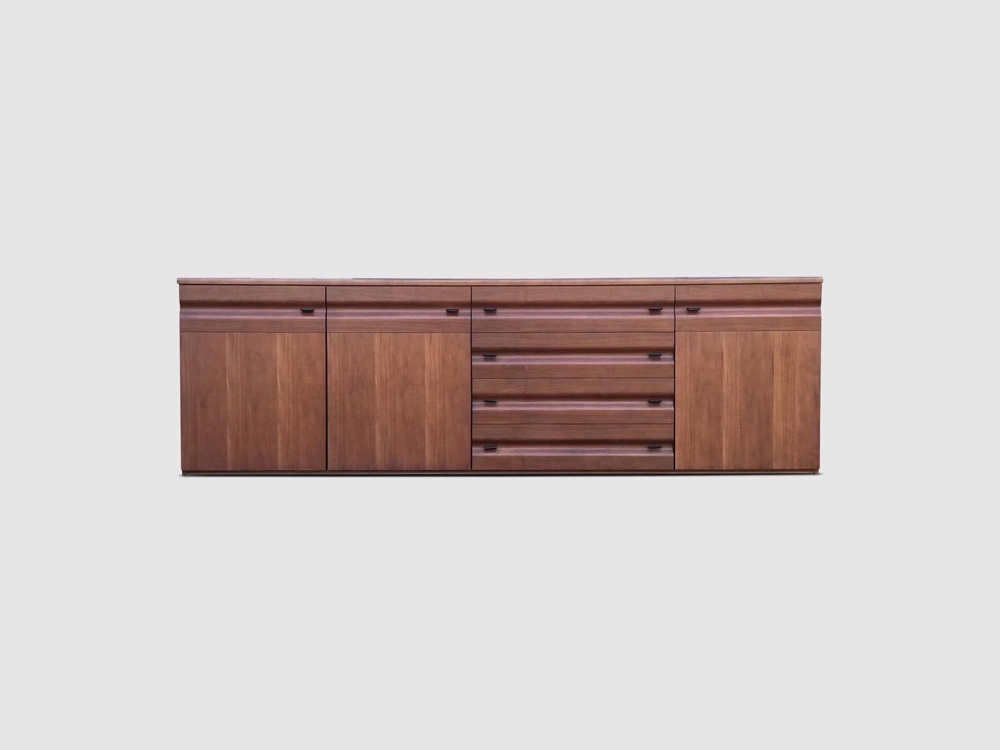 Late 20th Century Impressive Sculpted Walnut and Leather Credenza Gavina, Italy, 1970s For Sale
