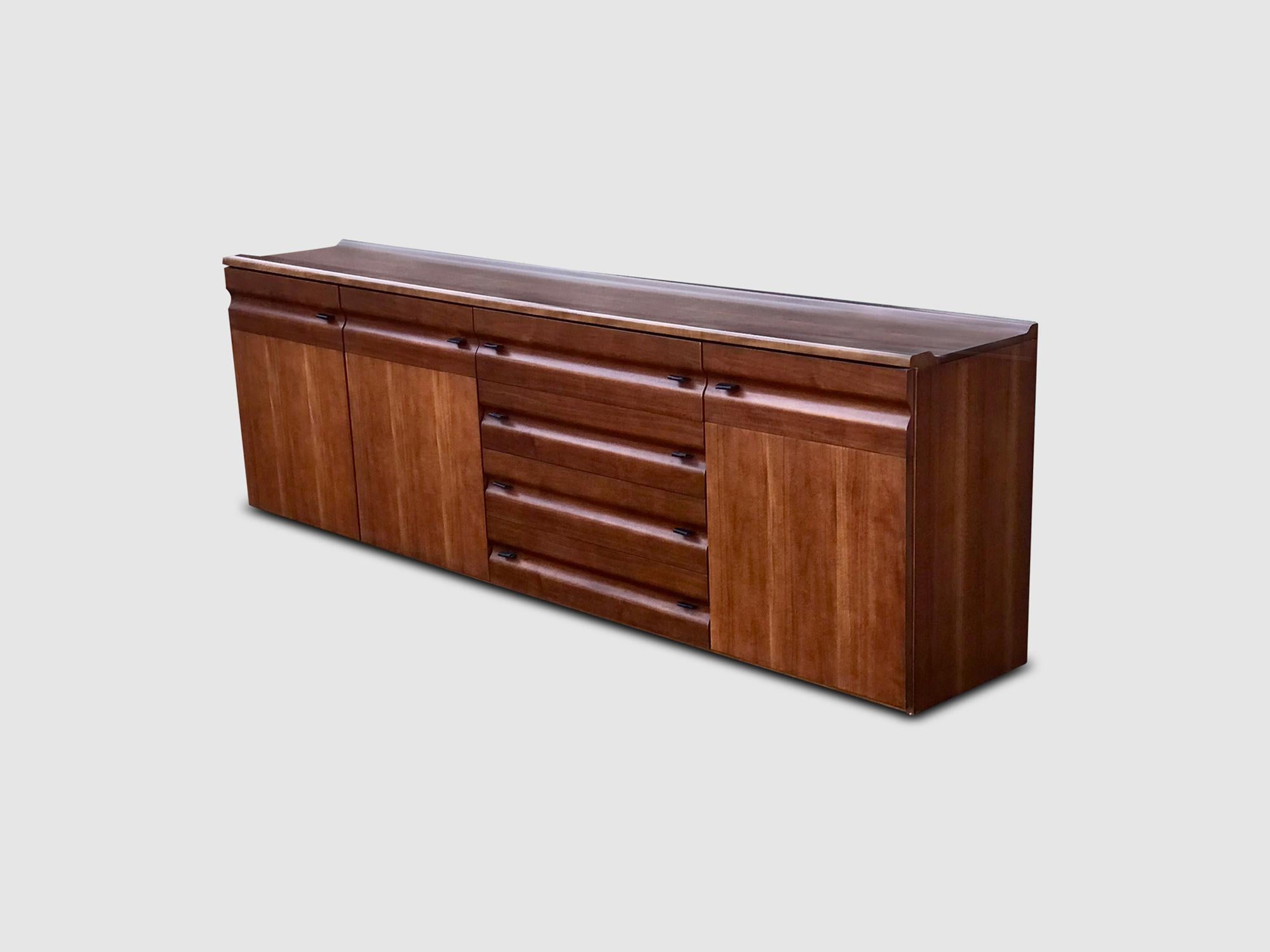 Impressive Sculpted Walnut and Leather Credenza Gavina, Italy, 1970s For Sale 1