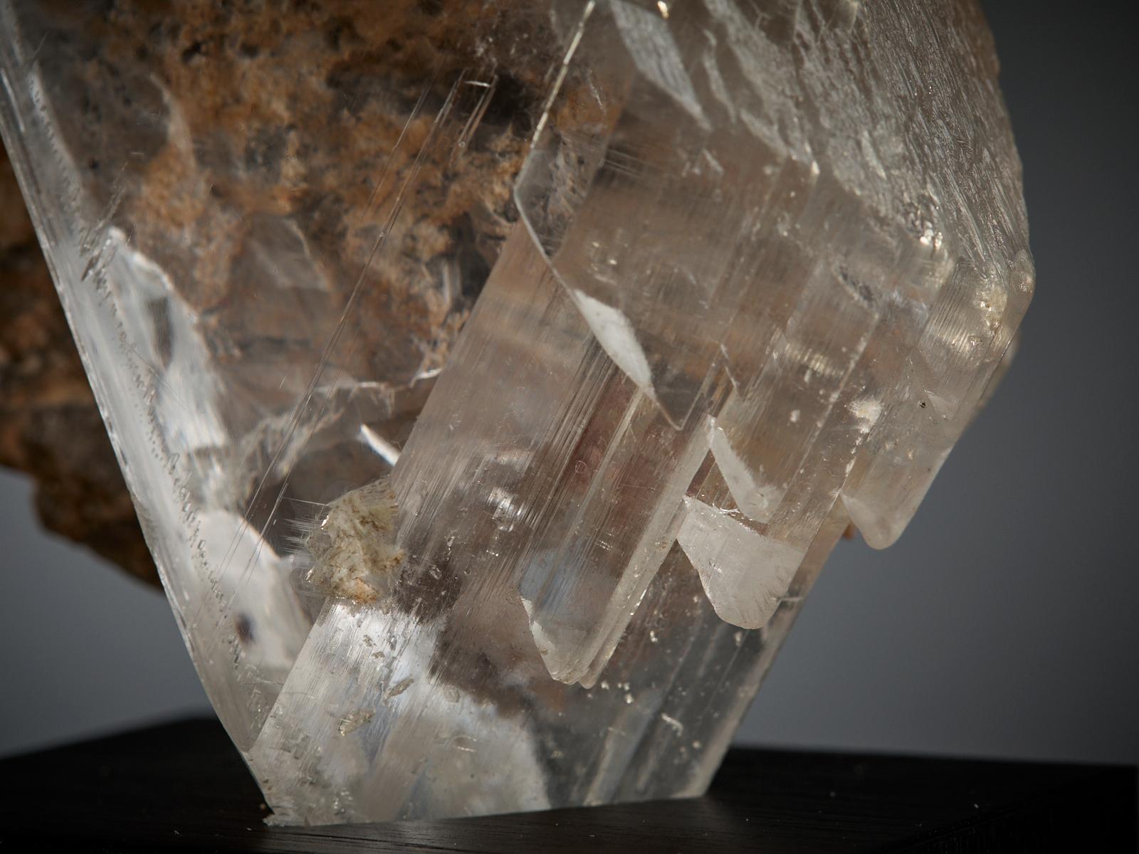 Impressive Selenite Crystal on Matrix en vente 7