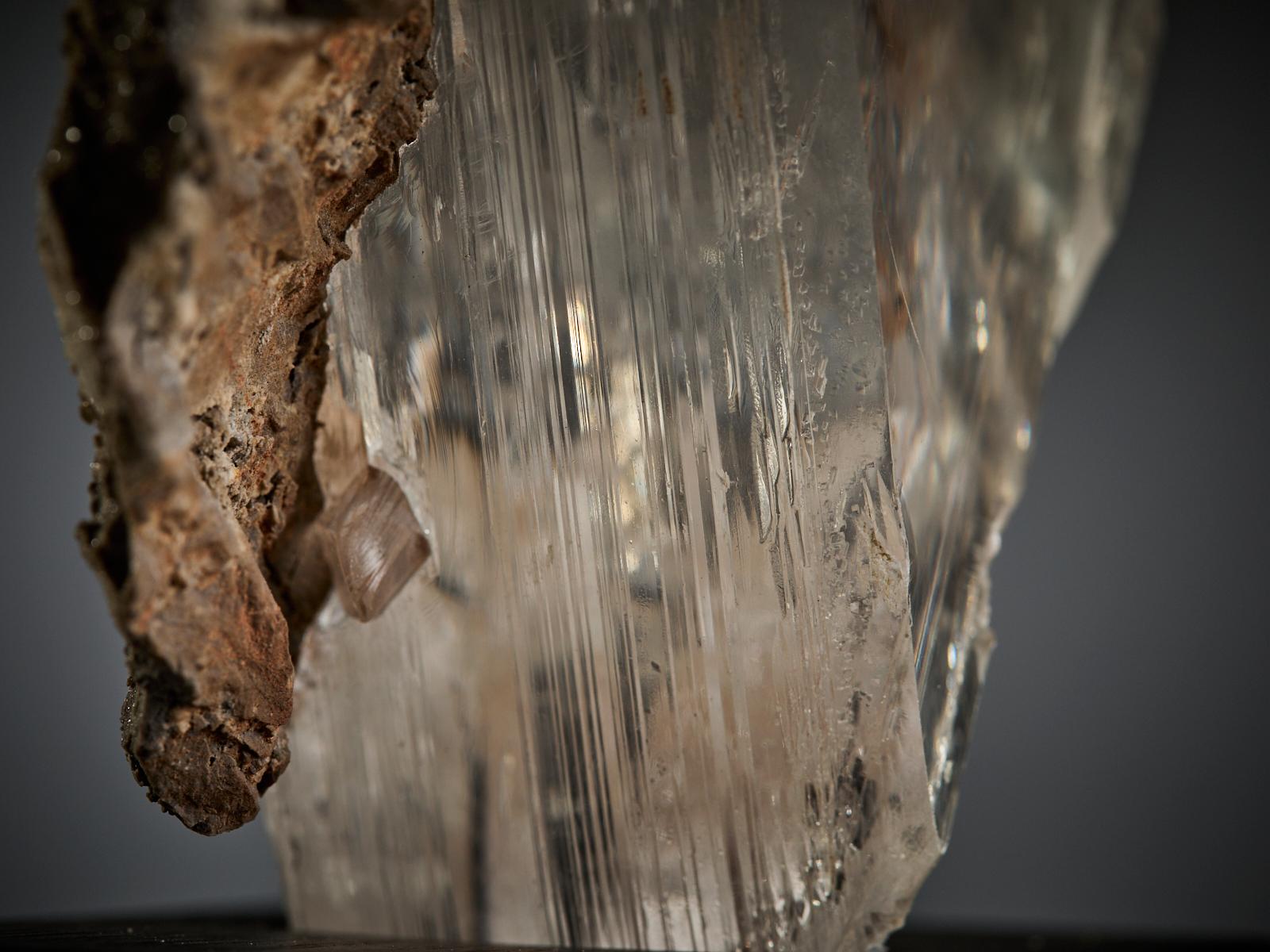 Impressive Selenite Crystal on Matrix en vente 8