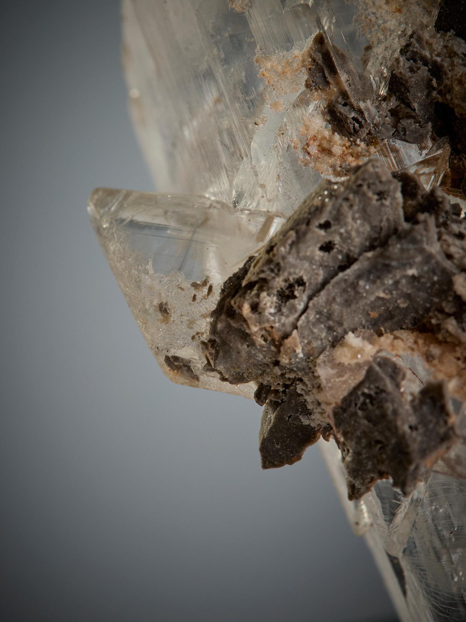 Impressive Selenite Crystal on Matrix en vente 11