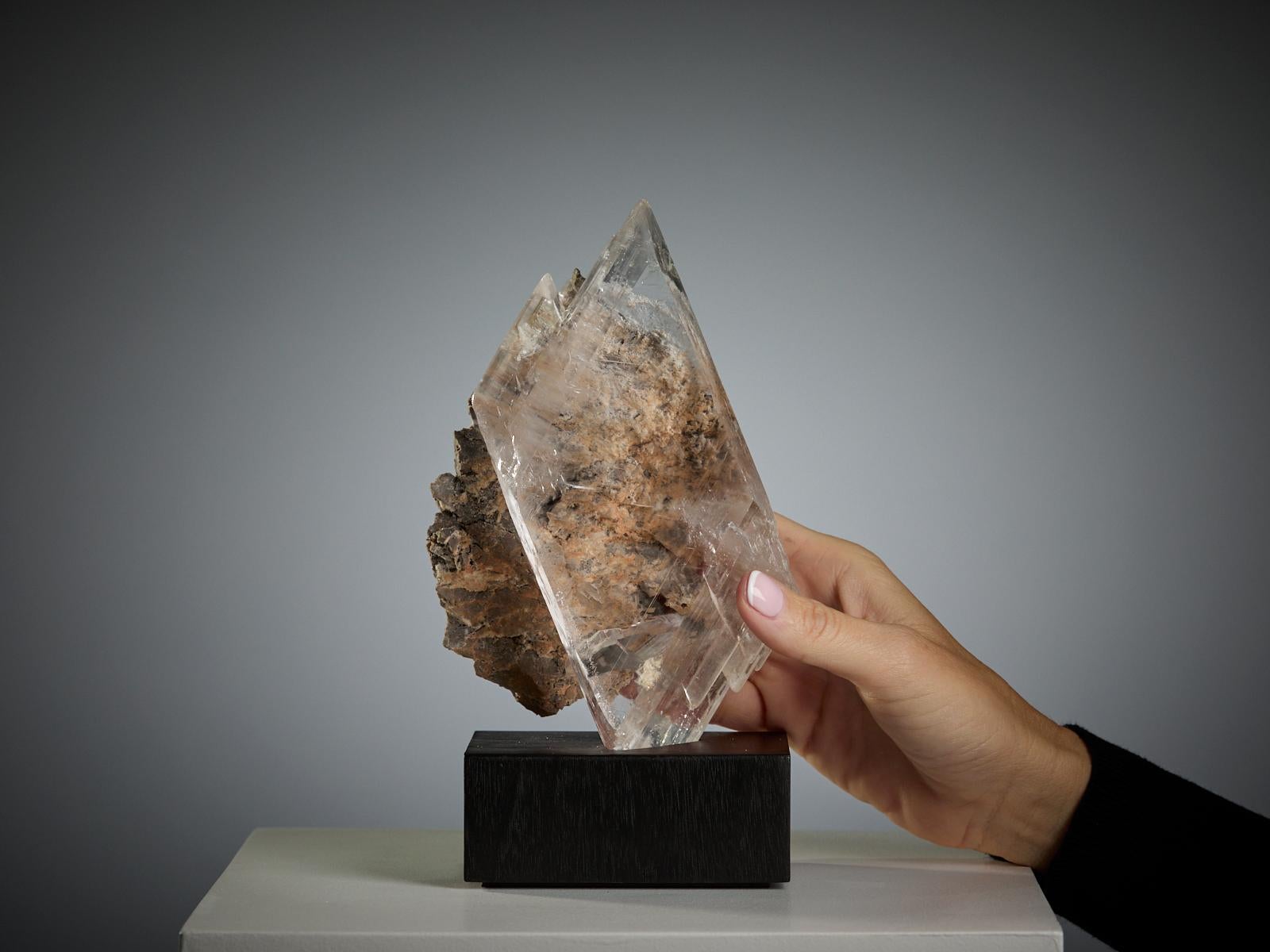 XVIIIe siècle et antérieur Impressive Selenite Crystal on Matrix en vente