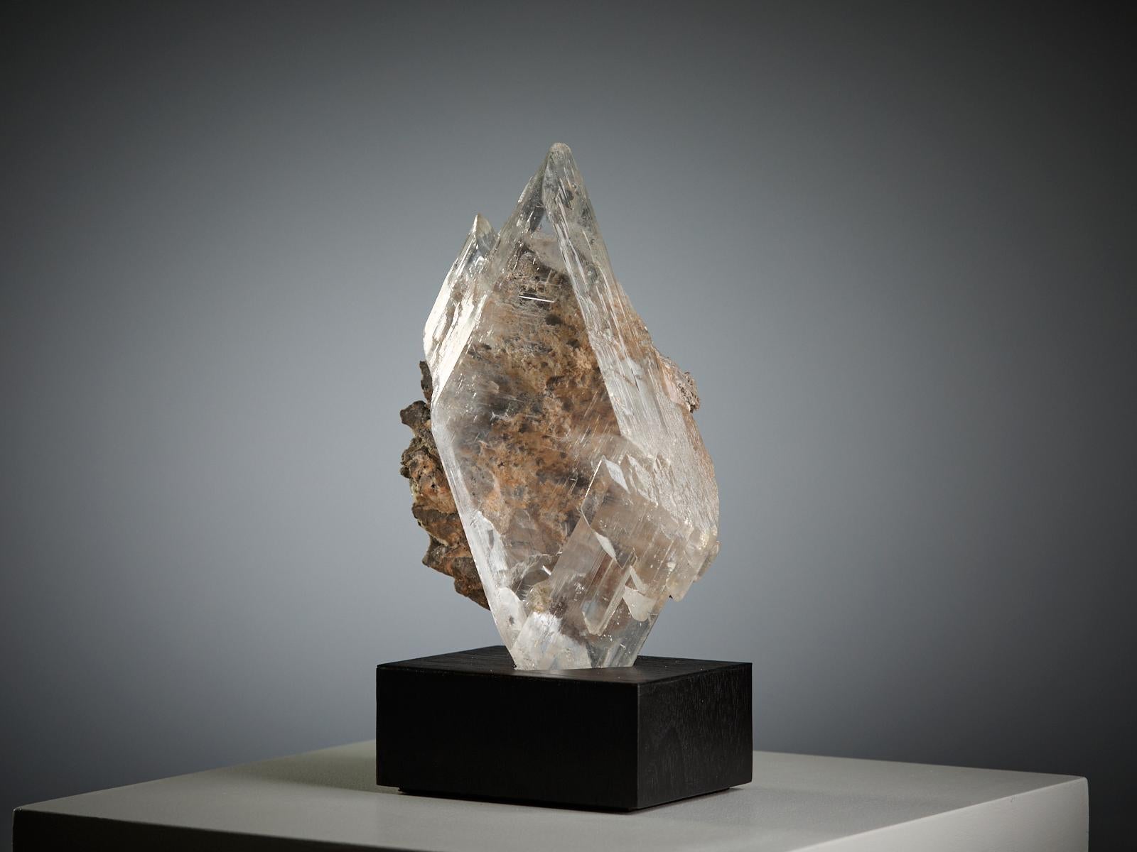 Cristal Impressive Selenite Crystal on Matrix en vente