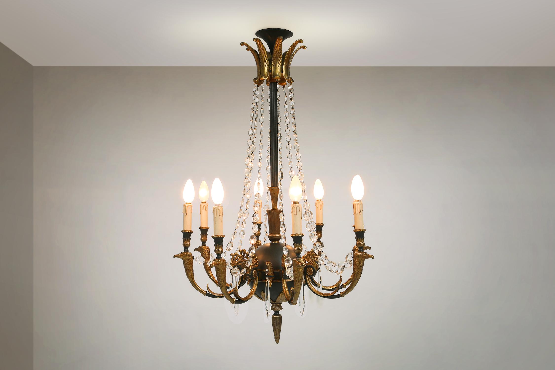 Neoimpero Impressionante set di un grande lampadario Impero in bronzo con luci a parete, 1950 in vendita