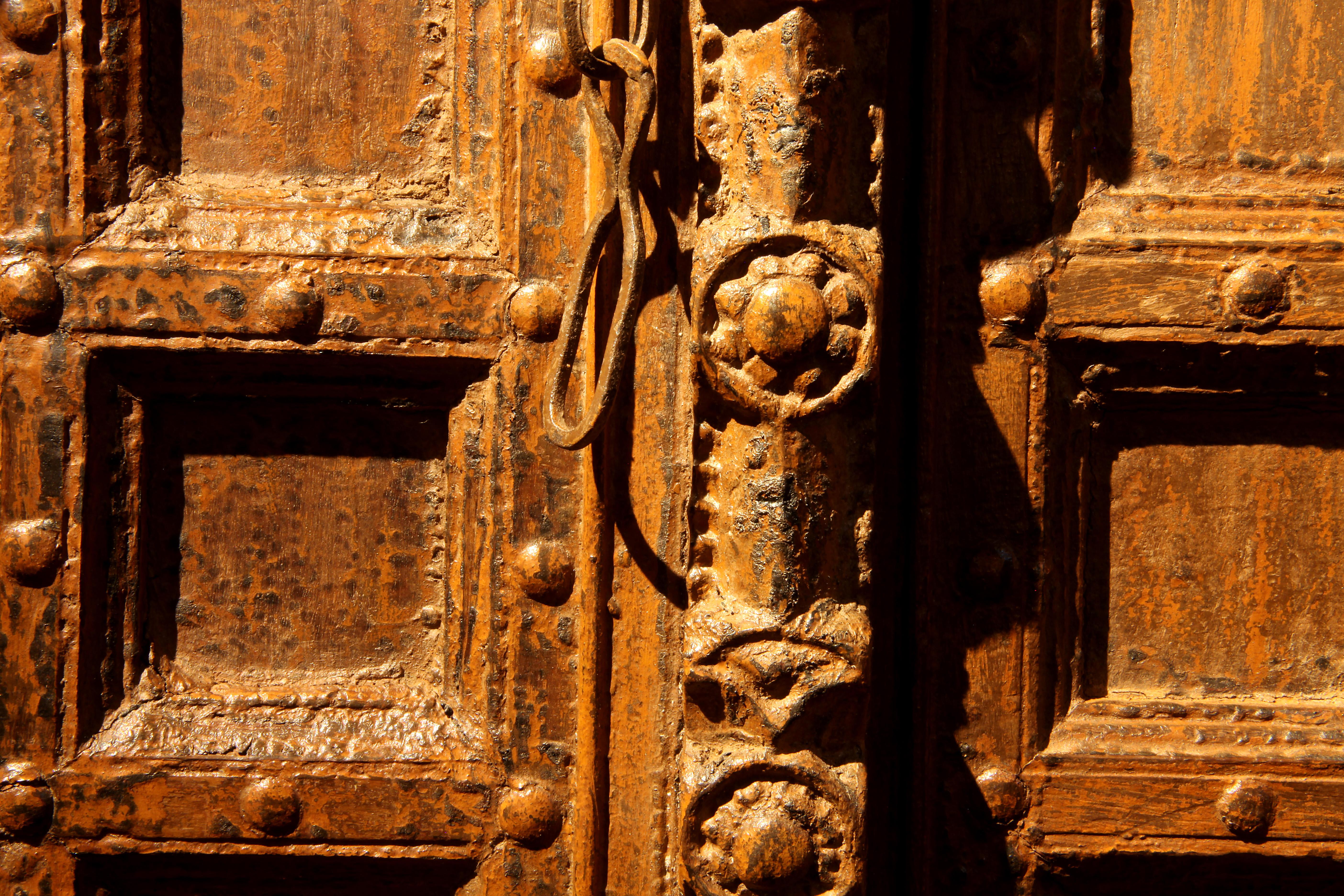 Beeindruckendes Set geschnitzter indischer Türen mit dicker Einfassung (Indisch) im Angebot