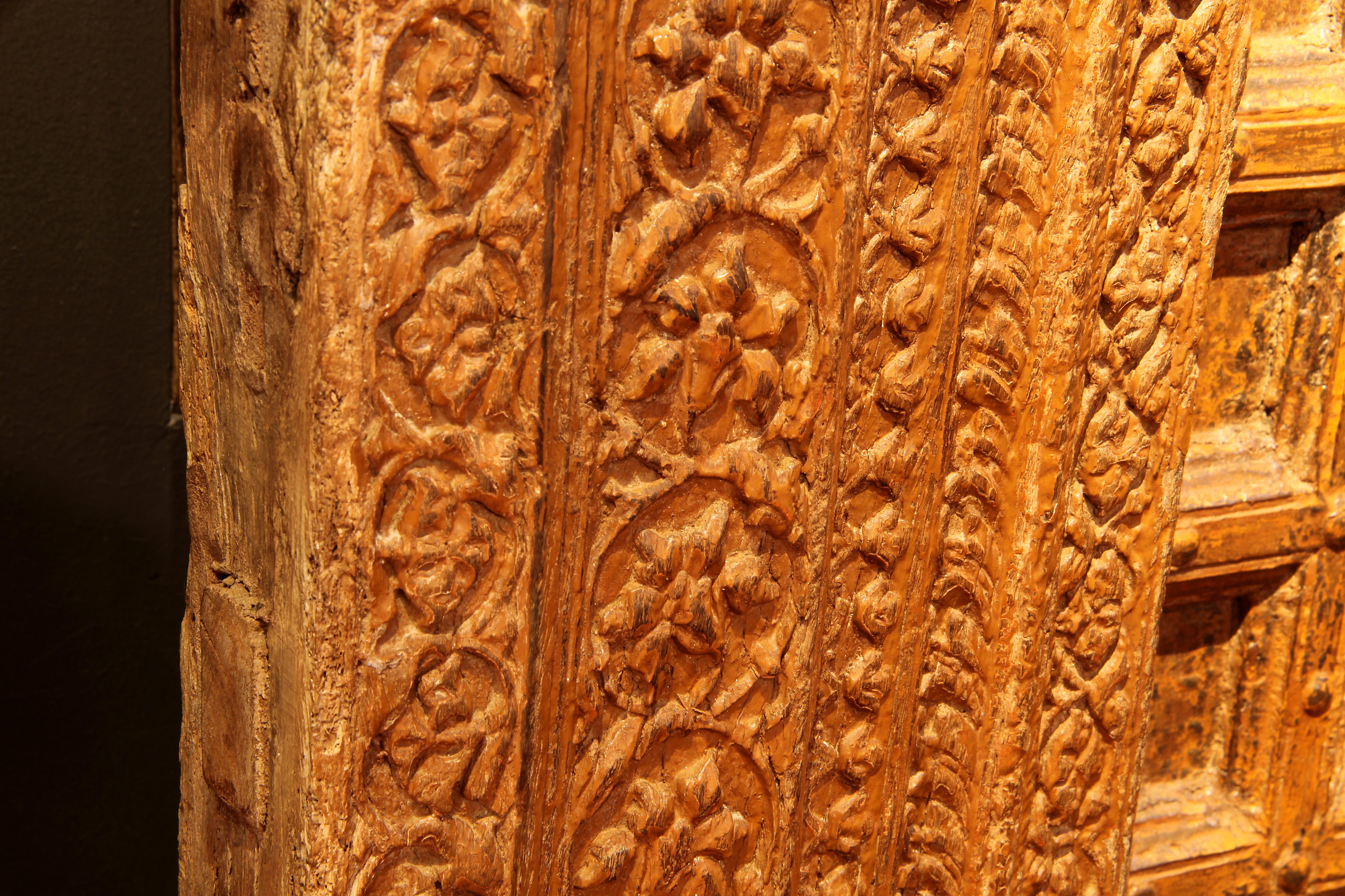 Beeindruckendes Set geschnitzter indischer Türen mit dicker Einfassung im Zustand „Gut“ im Angebot in Chicago, IL